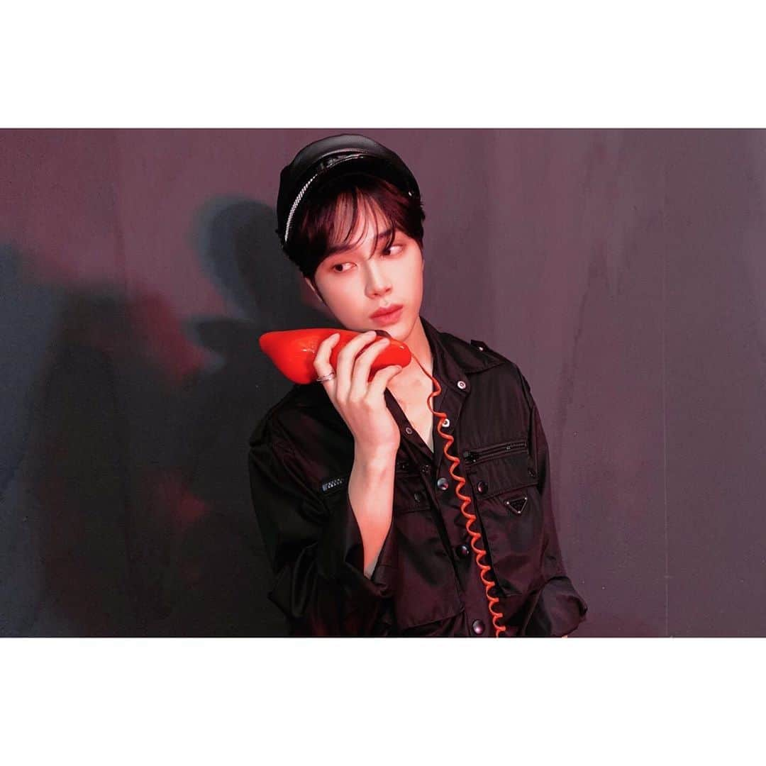 チュ・ハンニョンさんのインスタグラム写真 - (チュ・ハンニョンInstagram)「200918 • [TWITTER: WE_THE_BOYZ] "Hello? I'd like to speak with THE B~~☺️ # IHaveSomethingToTellThem, THE B, congratulations on your 900th day💕" . trans: TheBoyzPH」9月18日 19時56分 - hak_nyeon