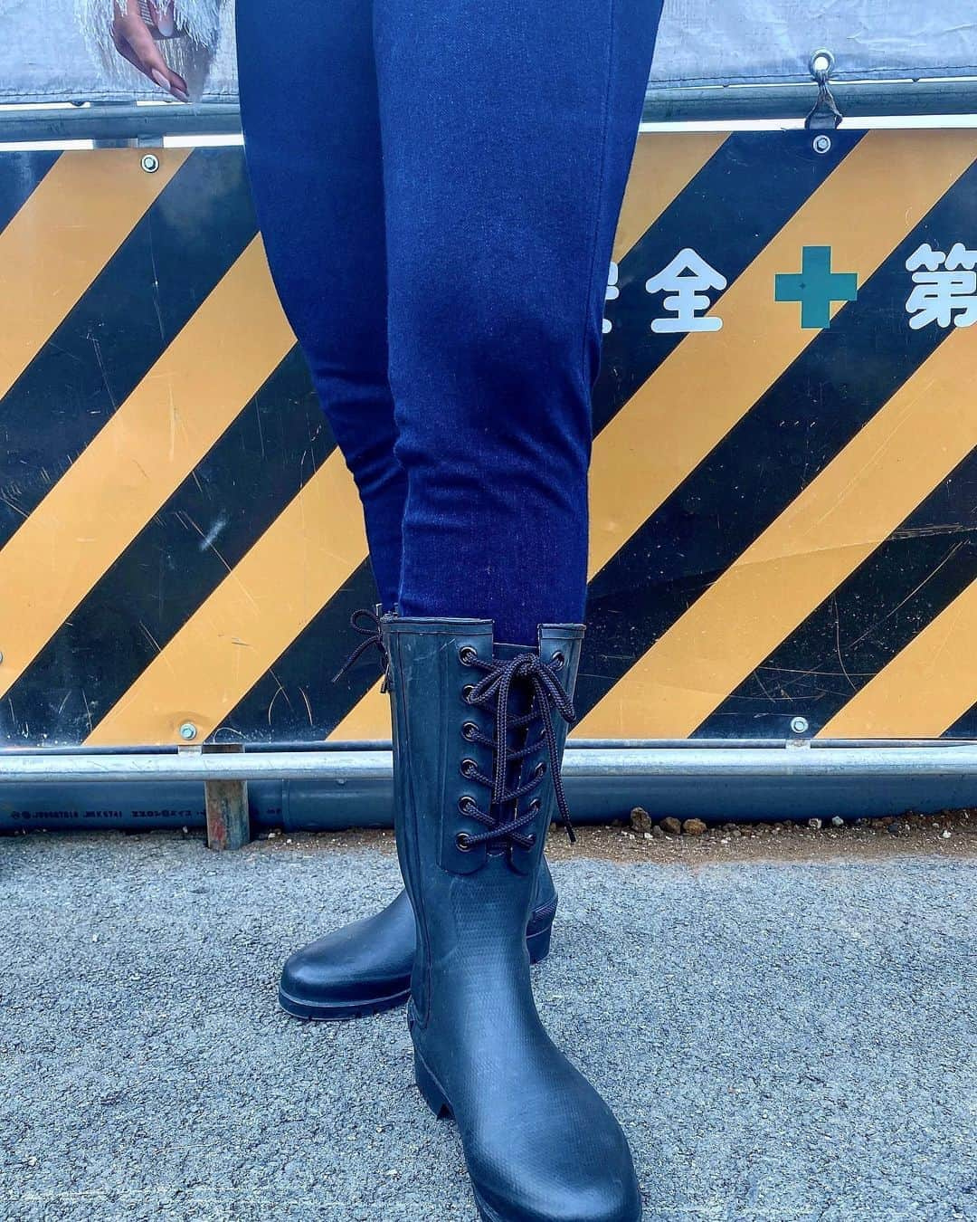 神宮 若奈さんのインスタグラム写真 - (神宮 若奈Instagram)「安全➕第一👷🏼‍♂️💗 @rubberboots_official . @bousai_official . . . 防災ブーツがおしゃれだから 雨じゃない日も履いてる💖 . すごいぴったりの背景があったので 撮ってみたよ😆💗 . . #rainthepress #防災thepress  #長靴 #長靴コーデ #長靴女子 #レインブーツ #レインシューズ #レインブーツコーデ #安全第一  #工事現場 #aw #outfit #ootd #秋コーデ #肌荒れ中  #ほうれい線 #クマ #ひどい #全身整形したい」9月18日 19時57分 - jinguwakana