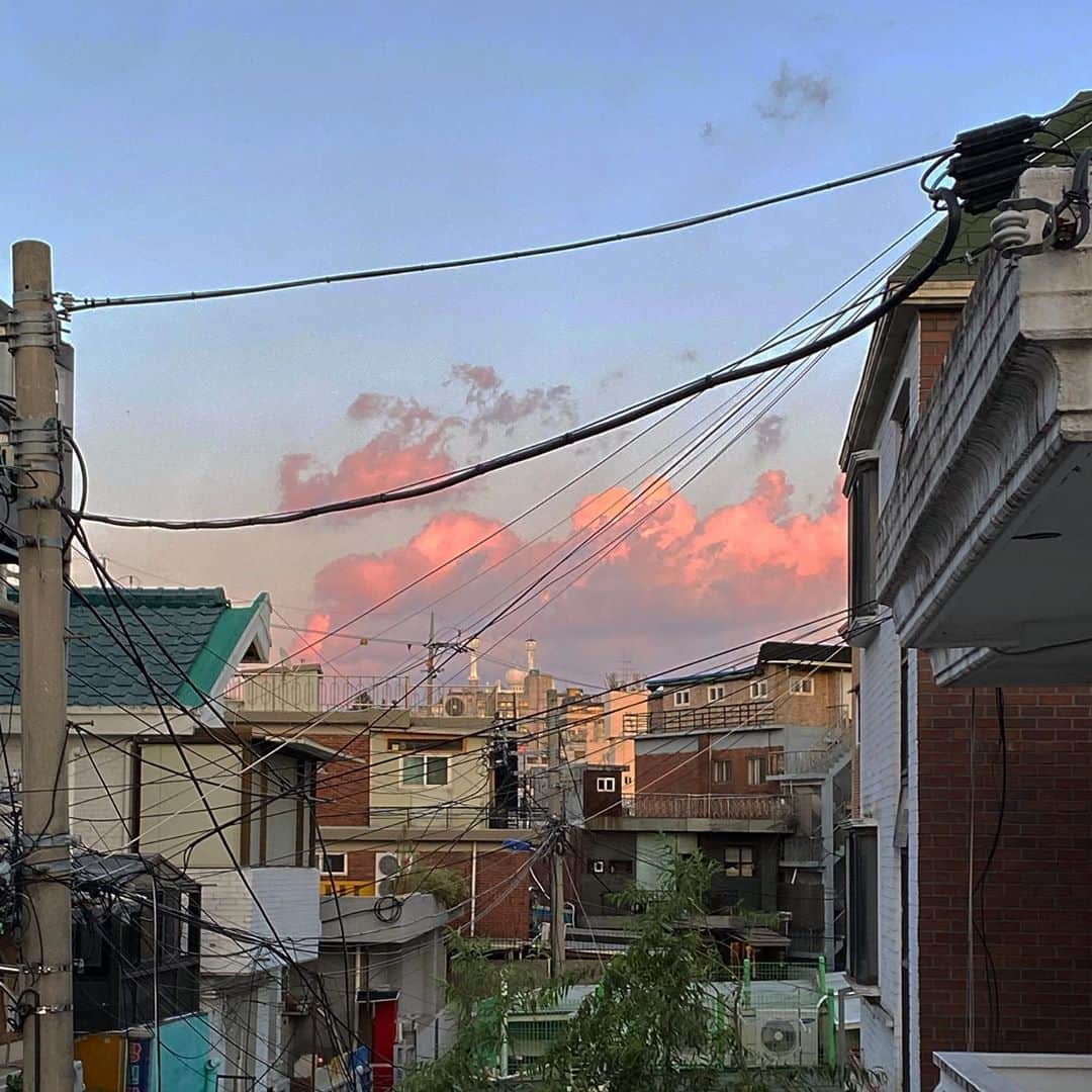カン・ミンギョン のインスタグラム：「예쁘다 오늘 사무실 창밖이 여기서도 저기서도 이 시간도 저 시간도 다 좋으네」