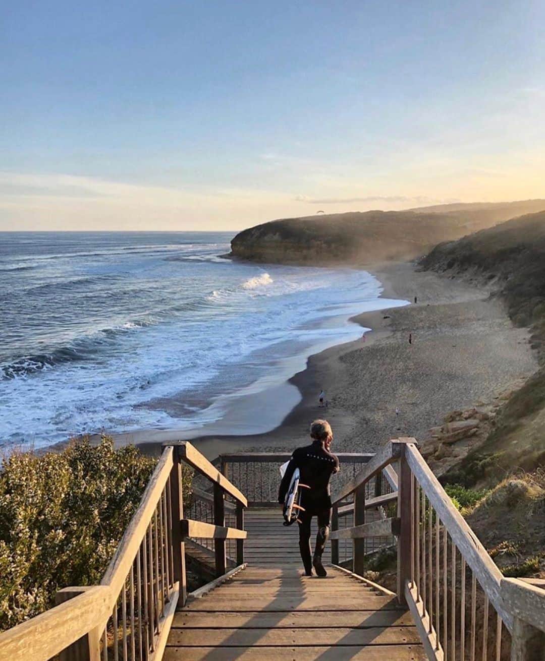 Australiaさんのインスタグラム写真 - (AustraliaInstagram)「Sending you some sunshine from #BellsBeach ☀️ @_itsbeautifulhere perfectly captured this famous stretch of sand in #Victoria earlier this year, which is an excellent stop if you're driving the @visitgreatoceanroad, one of Australia’s best self-drive routes that stretches from the surf town of #Torquay to #Allansford. This beautiful spot is only a 90-minute drive from @visitmelbourne making it a perfect day trip when travel permits. #seeaustralia」9月18日 20時00分 - australia