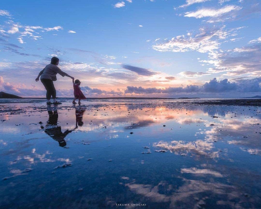 旅行メディア・じゃらん〈公式〉さんのインスタグラム写真 - (旅行メディア・じゃらん〈公式〉Instagram)「#天神崎 ナショナルトラスト運動先駆けの地としてその名を知られるようになった「天神崎」は、 近年は「和歌山のウユニ塩湖」としてSNSでも話題の絶景スポットです。 磯は干潮時には21ヘクタールの広く平らな岩礁が広がり、 森・海・磯の三者が一体となって一つの生態系をつくっています。 . . ━━━━━━━━━━━━━━━ 📍 和歌山県「天神崎」 📷 photo by @takumar_s ━━━━━━━━━━━━━━━ 📎 【 #じゃらんおすすめ_関西 】 おでかけの参考に、ピックアップしたお写真をエリア別でまとめました！ ━━━━━━━━━━━━━━━ . . #jalan_travel　をつけていただいた中からpick upしました🔍 素敵なお写真をありがとうございました😍 . . ☑ 新型コロナウイルス感染症拡大防止の観点から、各自治体により自粛要請等が行われている可能性があります。お出かけの際は、お住まいやお出かけされる都道府県の要請をご確認の上、感染拡大の防止に充分ご配慮いただくようお願いいたします。また、日々状況が変化しておりますので、事前に各施設の最新情報をご確認下さい。 ☑ #jalan_travel をつけて、ぜひ今までの旅行先の思い出写真を投稿してください。このアカウントでご紹介させていただきます。(じゃらんニュースでも紹介される可能性があります） . . . . . . #和歌山 #関西 #リフレクション #夏 #じゃらん #観光 #観光地 #観光スポット #旅行 #旅行好きな人と繋がりたい #旅行好き #写真好きな人と繋がりたい #ファインダー越しの私の世界 #Japan #travel #travellers #trip #jalan #japantravelphoto #japantrip #japantravel #jalan_blue」9月18日 20時00分 - jalan_net