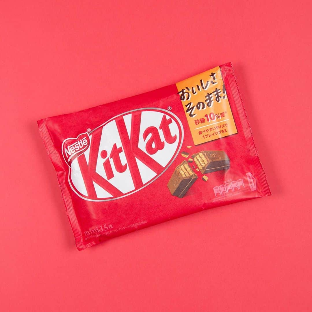 KITKAT Chocolatoryさんのインスタグラム写真 - (KITKAT ChocolatoryInstagram)「“キットカット“は、もっとブレイクしたくなる“キットカット“に生まれ変わります！﻿ ﻿ 未来のために、外装を紙に変えた“キットカット“。﻿ 今度はおいしさそのままに、砂糖を減らして、サイズを食べやすくし、プラス1ブレイク！﻿ だから、毎日のブレイクをもっと気軽に…！﻿ ﻿ ﻿赤の「キットカット ミニ」は製品中の砂糖10%減。﻿ ※砂糖の代わりに豆乳おからパウダーや全粉乳を使用﻿ ﻿ カロリーが1枚当たり、64kcalから54kcalになります！﻿ ﻿ おいしさそのままに更にブレイクを気軽に楽しめるようになった秘密を、これからの投稿で紹介していきます☺️﻿ ﻿ #キットカット #新製品#KitKat #HaveamorebreakHaveabetterKitKat #newKitKat」9月18日 20時00分 - kitkat_japan_official