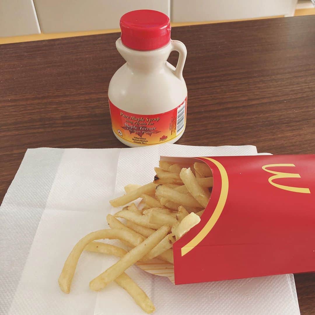 石崎佳代子さんのインスタグラム写真 - (石崎佳代子Instagram)「🍟 メープルシロップをつけて食べると、 甘い⇄しょっぱいの無限ループ。 . #Lサイズ #完食　#快挙 . #フライドポテト　#メープルシロップ　#ちょい足しアレンジ  #マックフライポテト #アレンジレシピ #悪魔のレシピ #飯テロ #メープルシロップ研究部」9月18日 20時03分 - kayoko_ishizaki