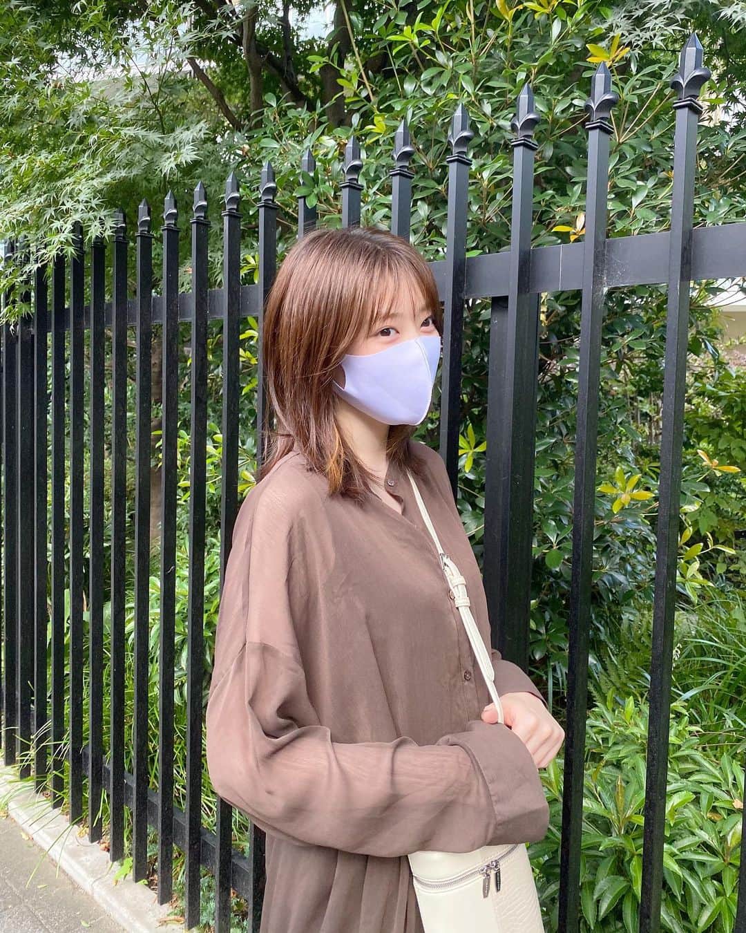 水上京香さんのインスタグラム写真 - (水上京香Instagram)「🤎🤍 スニーカーはいつもサイズを1〜2サイズ大きめを選んで、 紐をギュッと縛って履いています。 その方が自分のコーディネートではバランスが取りやすい！ 皆さんの、そんな拘り教えてください🌿」9月18日 20時04分 - kyokaminakami_official