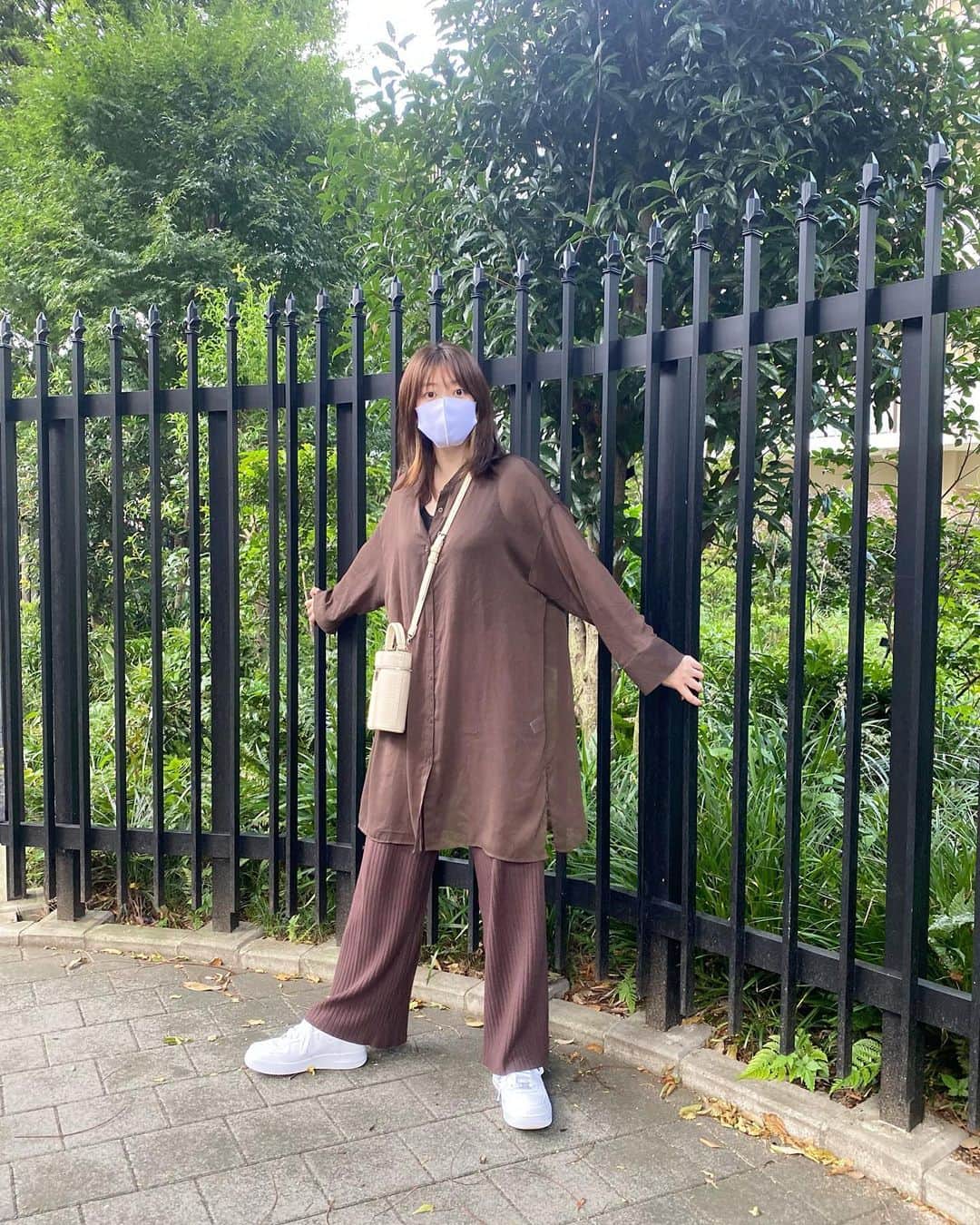 水上京香さんのインスタグラム写真 - (水上京香Instagram)「🤎🤍 スニーカーはいつもサイズを1〜2サイズ大きめを選んで、 紐をギュッと縛って履いています。 その方が自分のコーディネートではバランスが取りやすい！ 皆さんの、そんな拘り教えてください🌿」9月18日 20時04分 - kyokaminakami_official
