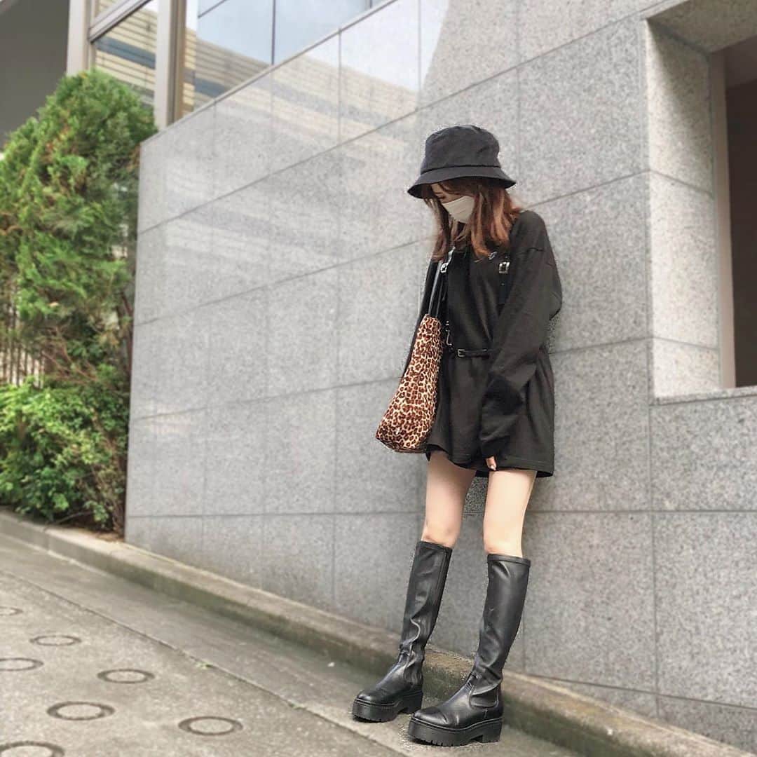 のインスタグラム：「. . 全身真っ黒♟ ずっと欲しかったバケハ何回か強風で飛ばされた（笑） . #149cmコーデ#低身長コーデ#ロンtコーデ#ロングブーツ#バケットハット#バケハ#ロンT#ca4la#meltthelady」