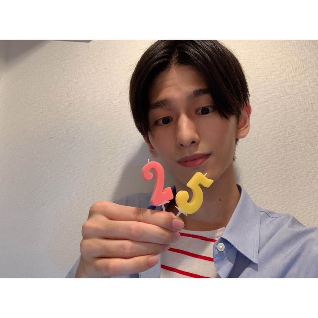 御堂耕平さんのインスタグラム写真 - (御堂耕平Instagram)「・ 今日 9月18日で25歳になりました！！ ・ 1年が早いっっっ ・ 昨日のバースデーLINELIVEも とても楽しかったです😌 みなさんいつもありがとうございます。 来年も一緒に祝えたら嬉しいです🐥 ・ もっとたくさんの御堂を見せられるように頑張ります！！！ ・」9月18日 20時05分 - kohe_mido