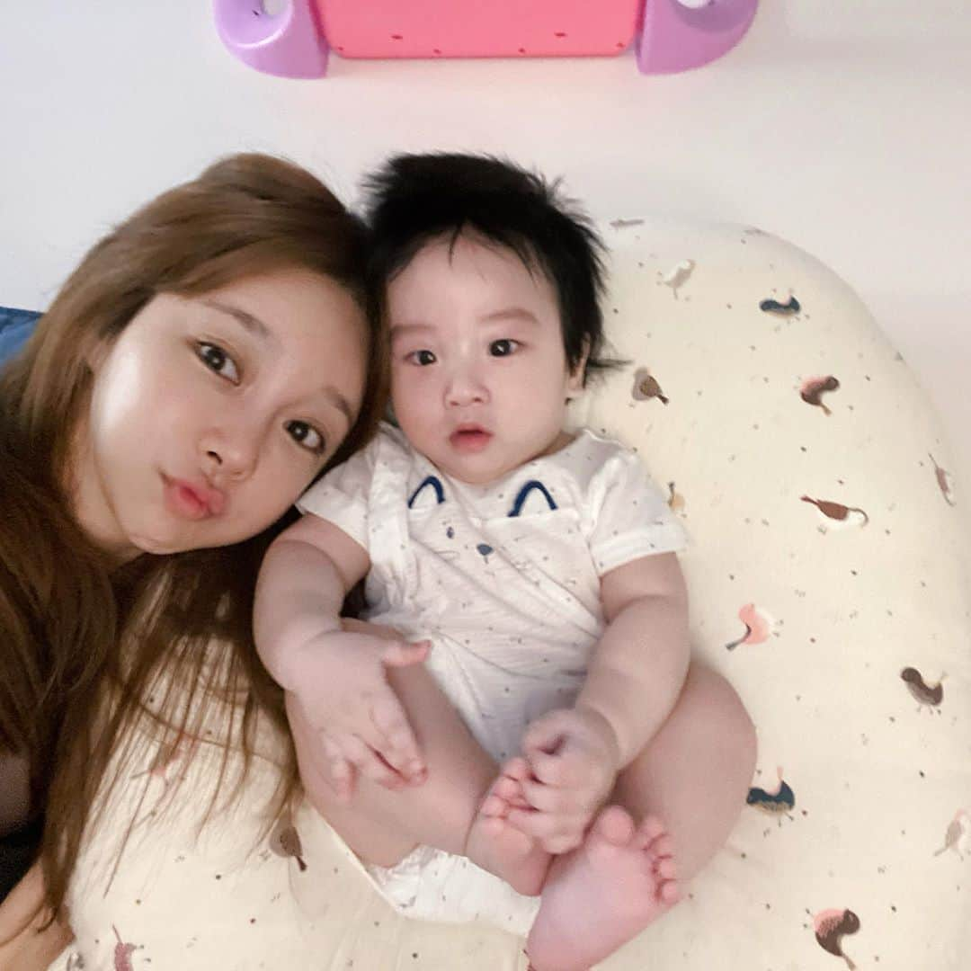 チョ・ミニョンさんのインスタグラム写真 - (チョ・ミニョンInstagram)「조유안 발잡는 걸 좋아하는 D+147👶🏻 #발은진지하게잡아줘야_제맛 #고모는미소에치이는중 #훔쳐갈까요?🙄」9月18日 20時16分 - xxjominxx