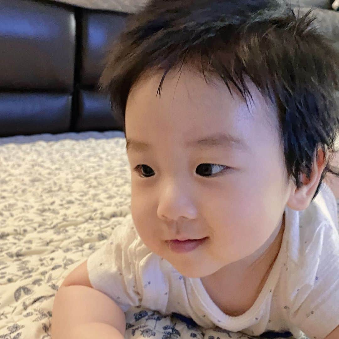 チョ・ミニョンさんのインスタグラム写真 - (チョ・ミニョンInstagram)「조유안 발잡는 걸 좋아하는 D+147👶🏻 #발은진지하게잡아줘야_제맛 #고모는미소에치이는중 #훔쳐갈까요?🙄」9月18日 20時16分 - xxjominxx