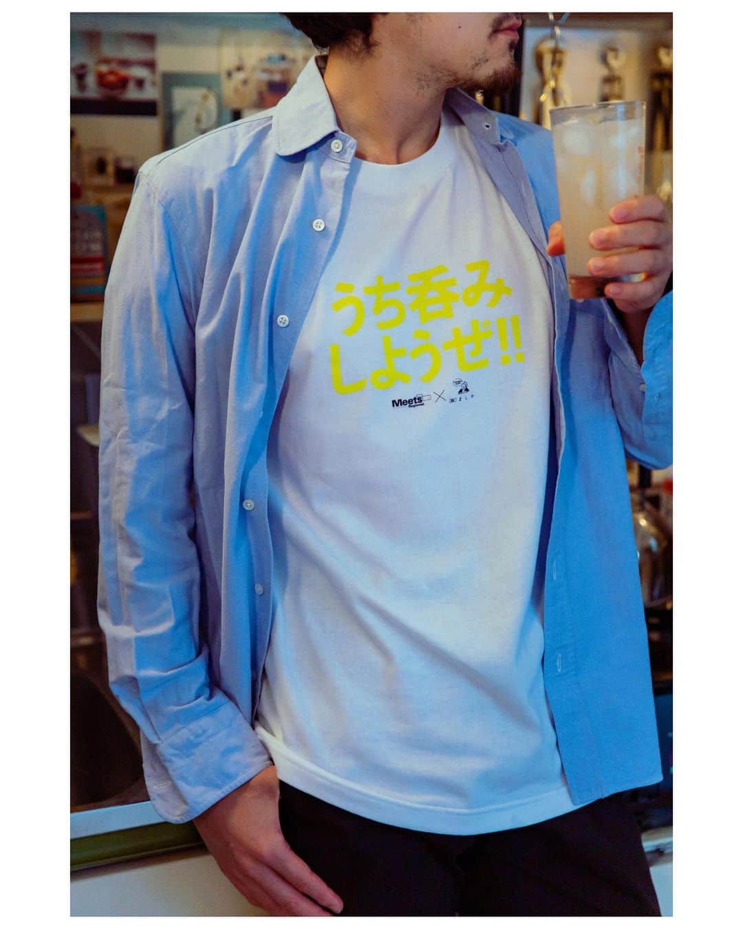 のインスタグラム：「@meets_regional の今年の酒祭はオンライン！ それに伴ってかわいいグッズが発売されます◎ 私は商品写真を撮らせていただきました〜 at 自宅。 (２枚目は私です笑) (あとのモデルは全部Y氏) ・ 家飲みが捗りそうなロンTは、老若男女問わずチャーミング。 ミーツにも登場する人気のお店とコラボして、酒好きに向けた一言が入っています。 詳細は @meets_regional のインスタを要チェックです！ ・ ・ ・ #photography #photo #photooftheday #photographer #photoshoot #tshirt #model #instafashion #fashion #canon #meetsregional #magazine #一眼レフ #家飲み #ロンT #ファッション #酒祭 #雑誌 #写真 #撮影 #お酒 #飲食店 #飲食店応援 #ミーツ #ミーツリージョナル #キヤノン #カメラ #カメラマン #フォトグラファー #木村華子」
