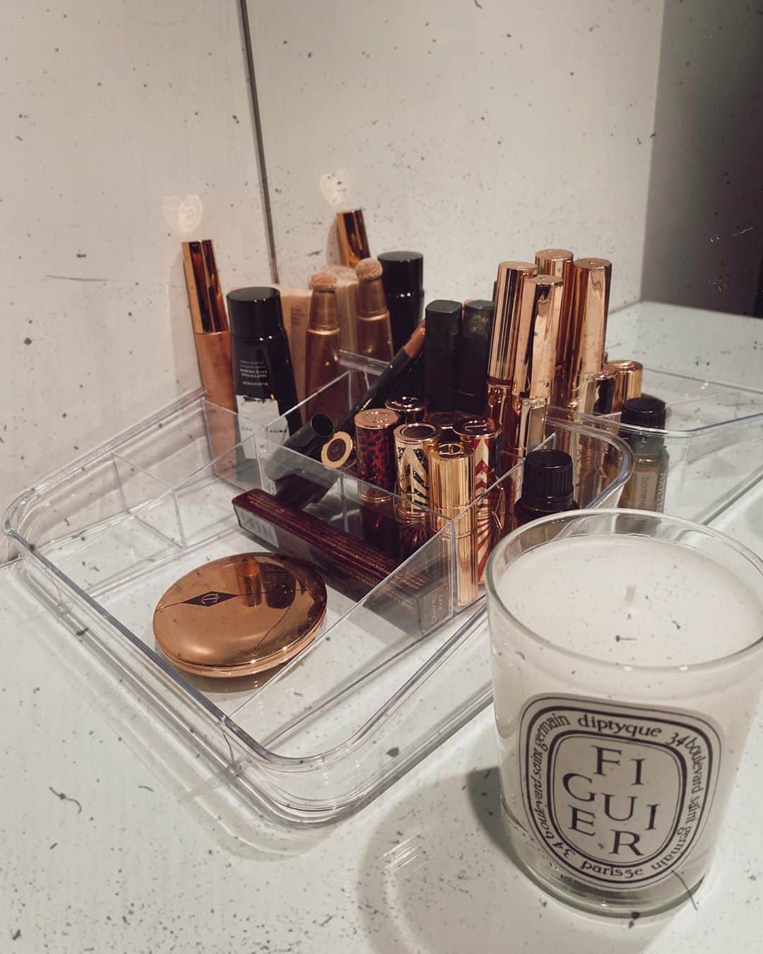 シャニーナ・シャイクのインスタグラム：「The only reason a woman should look down , is to show off her eyeshadow 👑」