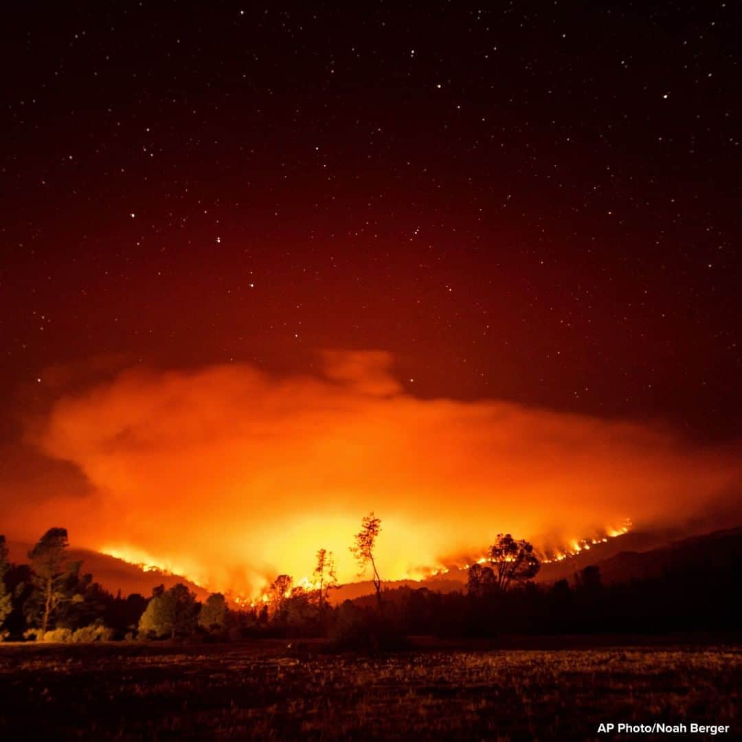ABC Newsさんのインスタグラム写真 - (ABC NewsInstagram)「The August Complex Fire burns near Lake Pillsbury in the Mendocino National Forest, California. #fire #california」9月18日 20時12分 - abcnews