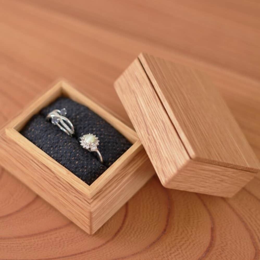 creema_weddingのインスタグラム：「木の質感があたたかなリングケース。シンプルながら可愛らしいデザインのため、おうちのインテリアとして飾るのも良いですよね。 .  [ さぶろく木製指輪箱(大)  ひりじ家具製作室 ] ▶︎詳細は画面タップもしくは以下からご覧いただけます https://www.creema.jp/item/8972147/detail . Creemaで見つけたあなただけのお気に入りを #my_creema のハッシュタグでぜひ投稿してください。ウェディング以外のCreema作品は @creemajp にてご覧いただけます。 . #creemaウェディング #creemawedding #ウェディング #ウエディング #オリジナルウェディング #ナチュラルウェディング #プレ花嫁 #花嫁 #結婚式準備 #花嫁準備 #リングケース #オーダーメイド #結婚指輪 #指輪ケース #手作り #クリーマ #ウェディングアイテム #handmade #handcraft  #wedding #weddinginspiration #instawedding #creema」