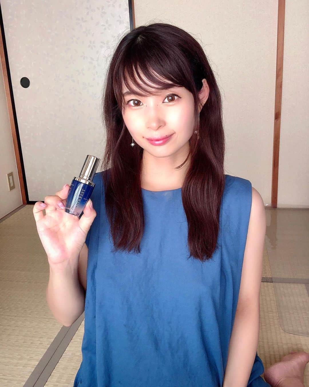 三佐和あやのインスタグラム：「きれいな大人女子がSNSでよく使ってる 美白美容液 ルブランショットが気になったので お試ししています💆‍♀️少しとろみがあって 伸びが良いので使い心地がいいです✨﻿ 天然成分配合で敏感肌にも優しい、わたしが好きなやつですね😊﻿ ﻿ もうひとつ、﻿ ハーレストリッチホワイトクリームはアルブチン配合のオールインワンクリーム。﻿ 美白 マッサージ エイジングケアがひとつでできる優れものです。﻿ 使い心地はサラーっとしてます😊﻿ ﻿ ﻿ 秋の日差しは 夏の強烈な日差しに比べて ﻿ 油断しがちですからね、明日からの4連休もしっかり美白ケアも怠らないようにケアしたいですよね。﻿  ﻿ ﻿ みなさん、4連休は どこかいくのかな？﻿ ﻿ わたしは先日の妊娠中トラブルで救急の件があって、完全びびってるので、遠くにいかず、﻿ おとなしくしておきたいと思ってます😅﻿ ﻿ 今日も一日 ウォーキングデッドとお友達で相当観てました💦﻿ ﻿ シーズン6まできて 大好きなグレンがサラッと死んでしまったのが寂しいです。﻿ わからなかったらごめんなさい 笑﻿ ﻿ ﻿ ﻿ #pr #美容 #美肌ケア #美肌 #美容女子#美容好きな人と繋がりたい#美容好きさんと繋がりたい﻿  #大人女子 #おとなかわいい #ぷんにー #マタママ #スキンケア #アンチエイジング #エイジングケア #スキンケア #ホームケア#beautiful #ママ #ママガール #アラフォー #アラサー﻿ ﻿ ﻿ *+___________________________+*﻿ ルブランショットとハーレストリッチホワイトクリームの詳細は公式より飛べますよ♪﻿ ﻿ @herrest.brand  ↓﻿ https://orlinks.net﻿ ﻿ @orlinks.brand  ↓﻿ https://orlinks.jp/shop/﻿ ﻿ *+______________________________+*﻿ ☑︎Check❣️﻿ #ルブランショット #LEBLANCSHOT #美白美容液 #ハーレスト #HERREST #orlinks﻿ ﻿ ﻿」