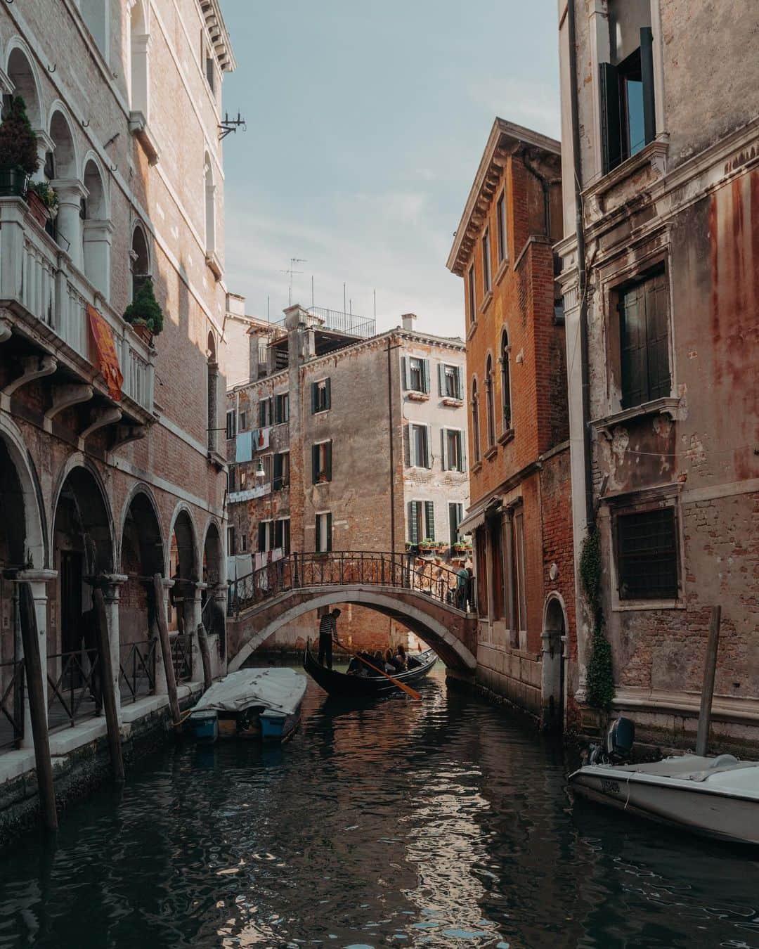 Putri Anindyaのインスタグラム：「Looking for Narancia //  Ok, i want to say something. You have to be very careful with your photos. Back it up. BACK UP. It’s so important. Cause I just lost more than 50Gb of photos from Dolomites, Lago di Garda, and Venezia. I thought I backed up already turns out i was mistaken. I realised this a month ago and i was devastated. I am sad but hey let’s talk about other things.   How about,  Tell me in the comments about your current favorite things ; movie, animes, book, series, music, anything! Things that you LOVE currently ✨  Tell me and the community here the things you binge to watch or can’t stop listening or reading right now.  I think that would ease my pain of losing photos and ease our pain for this situation.  Stay safe and healthy! Much love to you 💋   Slide 2 taken by @capra311」