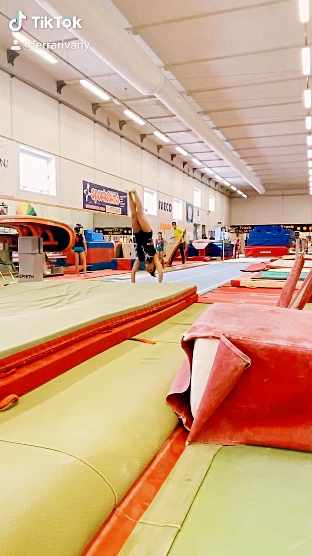 バネッサ・フェラーリのインスタグラム：「Work in progress...😜☄️   #vanessaferrari #gymnastics #workout #gym #power #ginnasticaartistica」