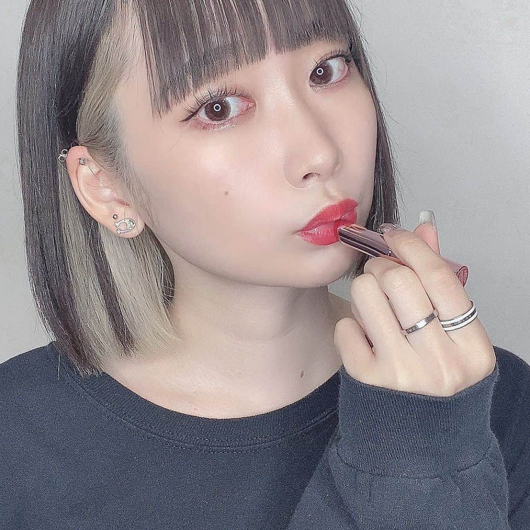 浅見めいさんのインスタグラム写真 - (浅見めいInstagram)「今人気のCipiCipi使ってメイクしてみた💄 LOFTとかPLAZAで買えるよ . リップは発色良くてスルスル塗れる！ 潤って落ちにくいし乾燥しにくいよ✌🏻 あと涙袋に使ったグリッターイルミネーションライナー、 目元に光集めてくれてめちゃくちゃ可愛い 筆細いから塗りやすいのも🙆🏻‍♀️ アイシャドウはテラコッタブラウンで秋っぽくしてみた🍂 質問あったらコメントしてね . #浅見めいく #ロフト#プラザ#cipicipi#シピシピ#メイク#リップ#cipicipipr」9月18日 20時23分 - mei_asami_