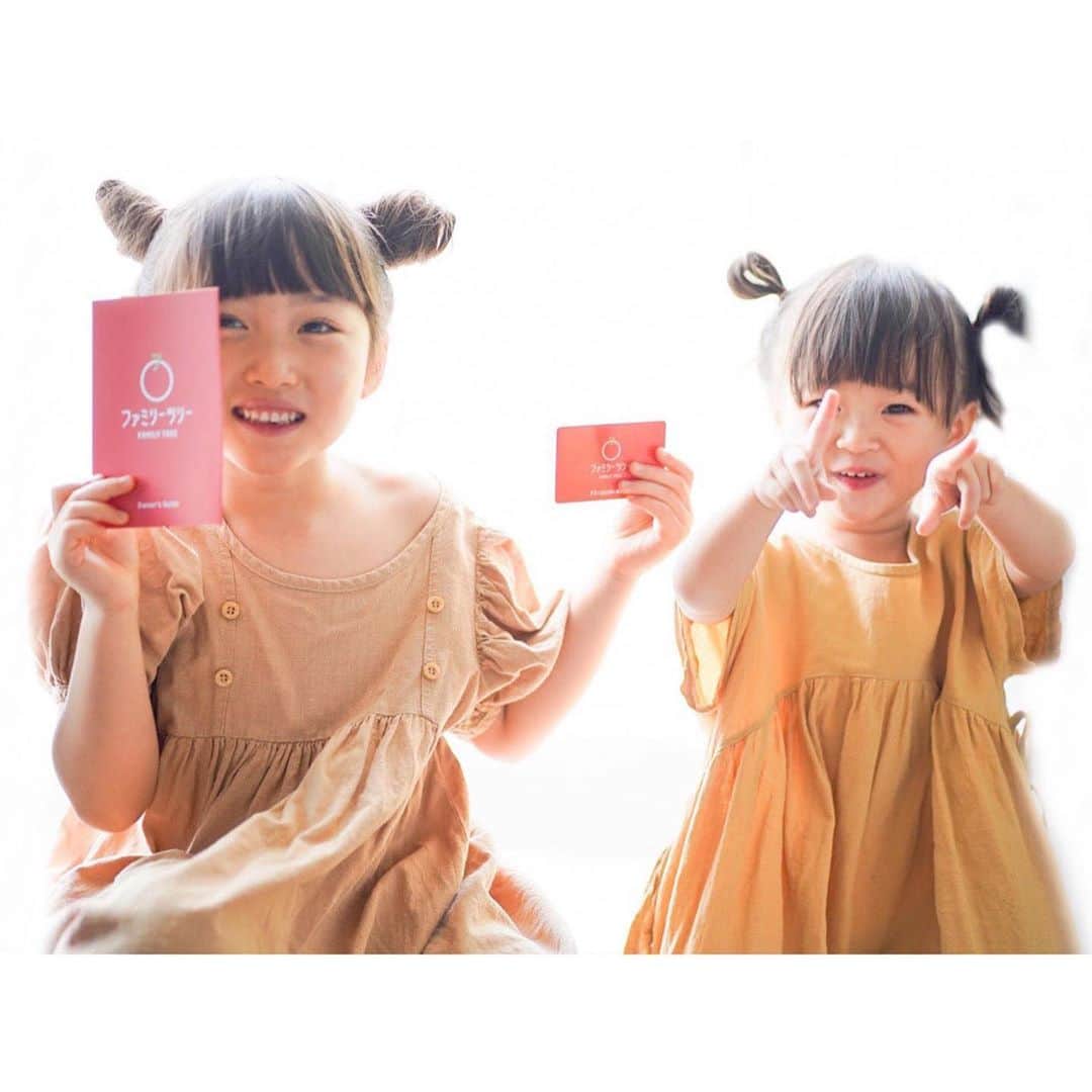 Kyooonのインスタグラム：「ファミリーツリーでみかんの木のオーナーになりました🍊🍊🍊﻿ ﻿ ﻿ 今回お話を聞かせていただきマイクロオーナーというものを初めて知ったのですが、﻿ オンラインで登録できて１年を通して用意される農業体験やイベントに参加できたり、毎月農園から成長レポートが届いたり、収穫したみかんやジュースなどが届いたりと。﻿ 体験することが大好きな我が家、なんだかとても楽しそう！というのが素直な気持ちでした😳﻿ ﻿ ﻿ 「おいしいも、たのしいも、うれしいも。﻿ ツリーのオーナーになってたくさんのことを収穫しよう。」というコンセプトが素敵！﻿ 実際の収穫体験は10月中旬〜10月末で、参加できなくてもみかんが届きます🍊﻿ ﻿ 子どもたちに自然体験をさせることで食の学びにも繋がり家族の思い出になるってすごく良いなぁ。収穫が楽しみです🍊﻿ #ファミリーツリー#ファミツリ#みかん#マイクロオーナー#収穫体験#PR」