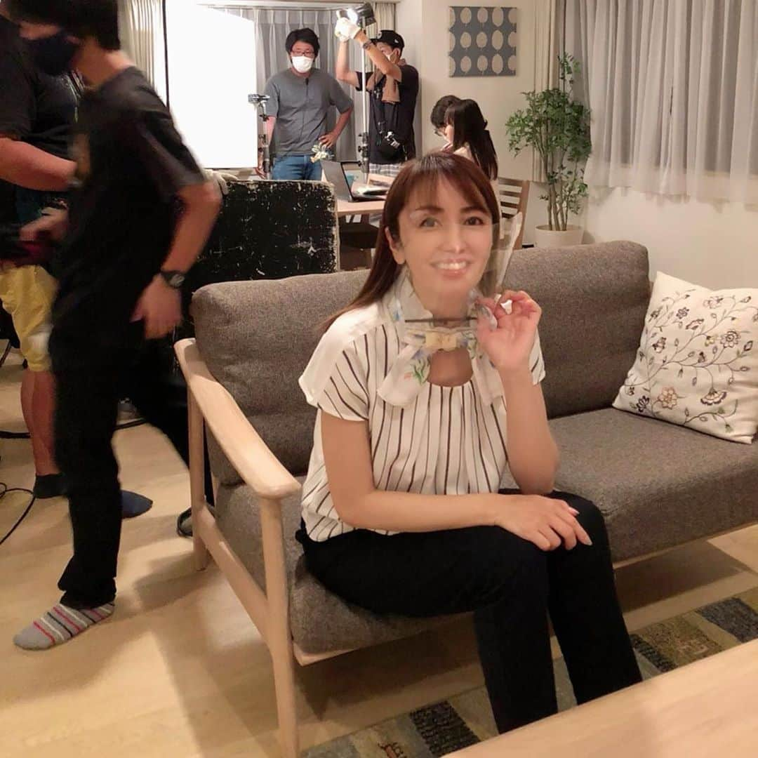 矢田亜希子さんのインスタグラム写真 - (矢田亜希子Instagram)「ドラマ撮影。 今日は中原丈雄さんとご一緒でした‼︎ #ドラマロケ#撮影#中原丈雄 さん#白い巨塔#17年経ってもお変わりなく本当に素敵#今日も氷の出番でした#暑かった#フェイスシールド#髪の毛退色しちゃってる#早くカラーしなくては」9月18日 20時29分 - akiko_yada