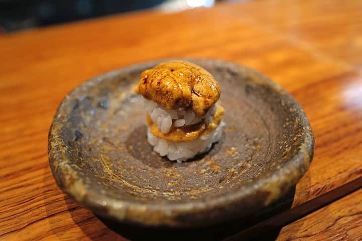 福岡グルメ 福岡ランチ「デビログ」さんのインスタグラム写真 - (福岡グルメ 福岡ランチ「デビログ」Instagram)「夜の遅い時間に突然寿司が食べたくなって薬院にある『信 NOBU』へ。 「寿司盛り合わせ」は6種で2,500円～ 唐津のウニのライスバーガー(笑)や車海老、トロなど贅沢な握りが楽しめるよ😋👌 今年は暖かいので、まだ唐津のウニを食べることができるのは嬉しいね🙆‍♂️ 9月末から10月初めごろには生の秋刀魚が入荷予定とのことなので、これも楽しみ👌 営業時間は以前は2時までだったが、現在は短縮されて0時までになっている。 チャージ300円 . #信NOBU (のぶ) #福岡市中央区薬院 2-18-19 グランピア薬院1F 092-713-8100 18:00～0:00 日曜営業 定休日：火曜日 . ♦️福岡グルメ 福岡ランチの店舗探しならブラウザで「デビログ」で検索👉 ♦️お得な情報やディープな店舗情報はブラウザで「もっとデビログ」で検索👉 . #福岡和食 #福岡寿司 #薬院 #薬院和食 #薬院寿司 #薬院グルメ #信 #福岡 #博多 #fukuokapics #fukuoka #fukuokacity #hakata #fukuokagourmet #IGersJP #ig_japan #福岡グルメ #福岡ランチ #福岡ごはん #福岡ご飯 #食べログ福岡 #福岡飯 #福岡食べ歩き #福岡インスタグルメ #インスタグルメ福岡」9月18日 20時31分 - devi_takahashi