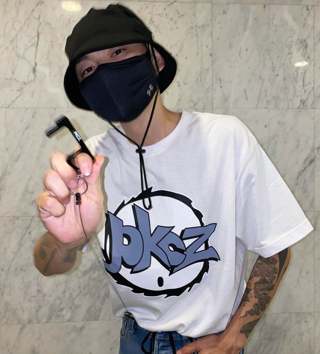 DJ DARUMAのインスタグラム：「コレでエレベーターのボタン押したり ドア開けたりするってワケ。1,980yen＋tax 詳しくは1つ前のポスト見てくれよな！👉🏻👉🏻👉🏻」