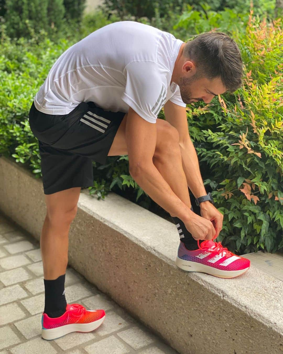 ダビド・ビジャのインスタグラム：「9K probando esta maravilla de zapatillas de @adidas_es  que son muy 🔝!!! 🏃🏻‍♂️😍💪🏻 @adidasrunning #creadoconadidas #adizeroadiospro」