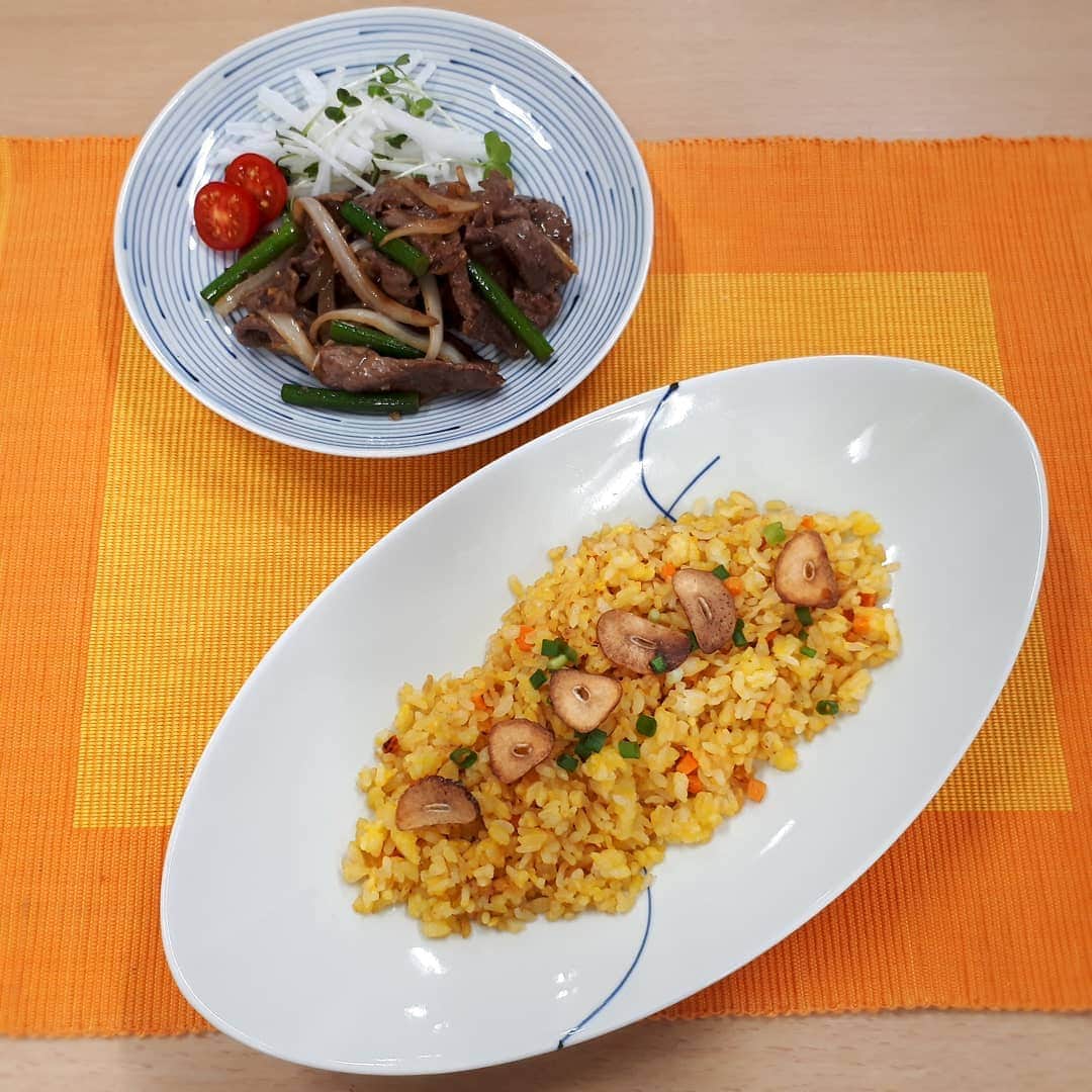毎日放送「ちちんぷいぷい」のインスタグラム：「✱ 金曜キッチン プロにわがまま  ムチャムーチョ🌵🍴  9月18日☀️ 本日のムチャブリは、 “連休前だから思いっきりにんにく料理！” ・ 中辻先生が “スタミナ満点！『ガーリックチャーハン』と『牛肉のにんにくバター炒め』 でムチャブリを解決💡 ✱ ー材料(２人分)ー ●ガーリックチャーハン にんにく・・・１０ｇ ご飯・・・４００ｇ たまご・・・２個 にんじん・・・２０ｇ 万能ねぎ・・・適量 塩・・・小さじ１／４ チキンコンソメ・・・小さじ１／２ 和風だしの素・・・小さじ１／２ しょうゆ・・・小さじ１／２ サラダ油・・・大さじ２  【下準備】 Ａ．にんにくは薄く切り、５～１０分水にさらし、ペーパーで水分を取る。  Ｂ．にんじんはみじん切り、万能ねぎは小口切りにする。  Ｃ．ごはん、たまご、Ｂのにんじんを混ぜておく。  【作り方】 ①フライパンにサラダ油を入れ、にんにくを入れて色がつくまで揚げ焼きにする。  ②にんにくが揚がったらペーパーに上げる。  ③同じフライパンにＣを入れパラパラになるまで炒める。  ④塩、チキンコンソメ、和風だしの素を加えて混ぜ、鍋肌からしょうゆを加える。  ⑤皿に盛り、上から万能ねぎ、②をかける。  ●牛肉のにんにくバター炒め にんにく・・・１０ｇ にんにくの芽・・・４０ｇ 牛モモ切り落とし肉・・・２００ｇ 玉ねぎ・・・１００ｇ バター・・・２０ｇ オリーブオイル・・・大さじ１ しょうゆ・・・小さじ４ さとう・・・小さじ２  【下準備】 Ａ．にんにくはみじん切り、たまねぎはくし形切り、にんにくの芽は５ｃｍ長さに切る。  【作り方】 ①フライパンにオリーブオイルとにんにく、たまねぎ、にんにくの芽を入れ、にんにくに色がつくまで炒める。  ②①を端に寄せ牛肉を入れて両面焼き、バター、さとう、しょうゆを加える。 ✱ https://www.mbs.jp/puipui/pm_kitchen/2020/09/18.shtml」