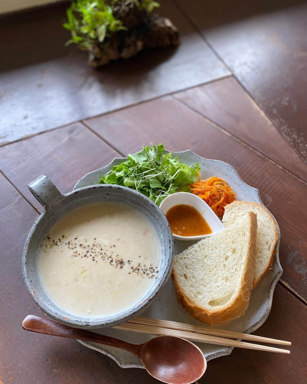 cafezakkagallery-flagのインスタグラム：「▪︎土曜日限定のスープ▪︎ ほっこり温かいクラムチャウダースープセット 土曜日のみのご提供となります。 スタッフさんと食べてると身体がポカポカ 食べ終わるとウトウト。。これは私だけですが。 身体がほんわか温まります。 ぜひご賞味下さいませ♬  他、ドリアやナポリタンとご用意ございます。  #cafeFLAG #cafezakkagalleryflag  #cafeFLAGのランチ #スープ #ほんわか #大阪カフェ #大阪カフェ巡り」