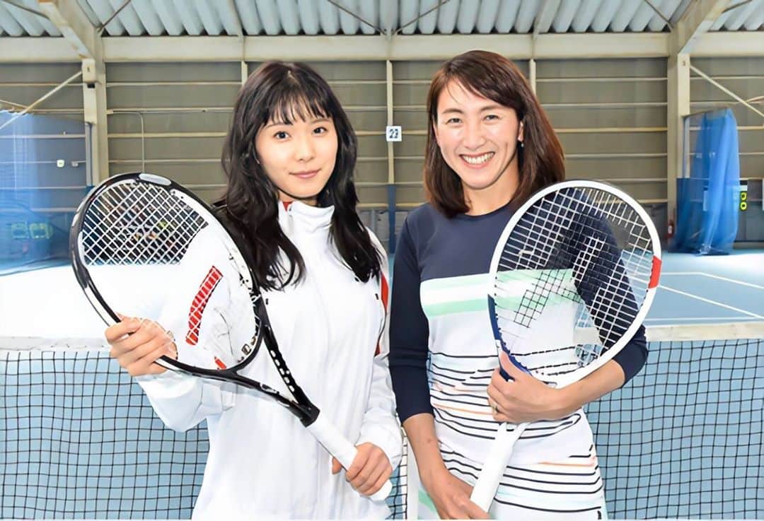 松岡茉優　ファンアカウントのインスタグラム：「. 第2話はテニスのシーンが…？！ . #松岡茉優#三浦春馬#テニス#三浦翔平#おカネの切れ目が恋のはじまり#カネ恋#北村匠海#2020#女優#俳優#声優#アイドル#モデル#映画#ドラマ#CM#アニメ#日本#Japan#cute#smile#instagood #beautiful#happy#love#おすすめ#いいね#Instagram#Twitter#茉優ちゃん823」