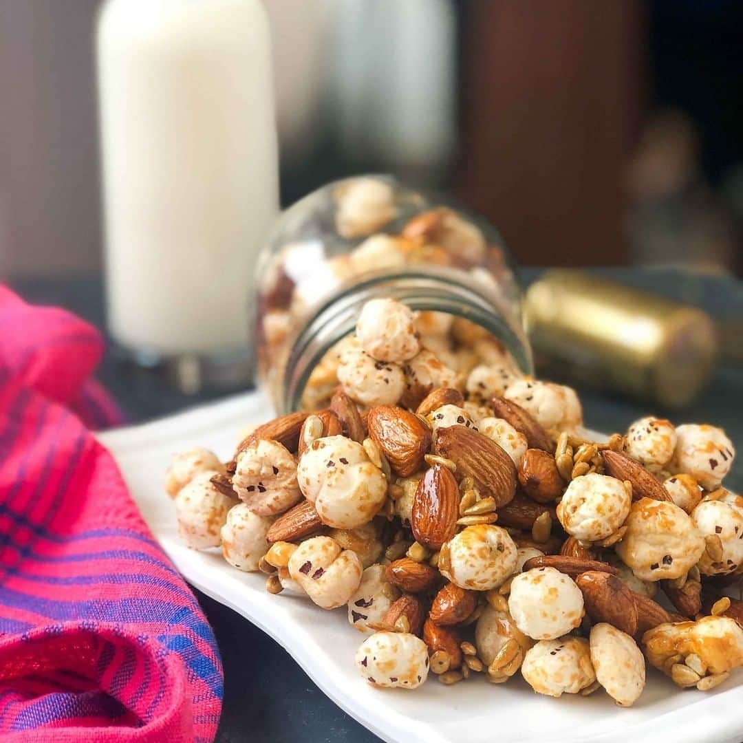 Archana's Kitchenさんのインスタグラム写真 - (Archana's KitchenInstagram)「Love caramel popcorn? Then you will simply love this caramel makhana that is caramelised with jaggery and tossed along with oven roasted badam. It is a super healthy snack that is packed with protein which you can serve for kids or even take it to work, a road trip, treks & picnics. Get the recipe from the smart.bio link in my profile @archanaskitchen .  #recipes #easyrecipes #archanaskitchen #healthyeating #homemadefood #eatfit #cooking #food #healthyrecipes #foodphotography #recipeoftheday #comfortfood #deliciousfood #delicious #instayum #food #coffee #coldcoffee #coffeelover #wraps #rajma #rajmarecipes #eveningsnacks #teatime #teatimesnacks」9月18日 20時36分 - archanaskitchen
