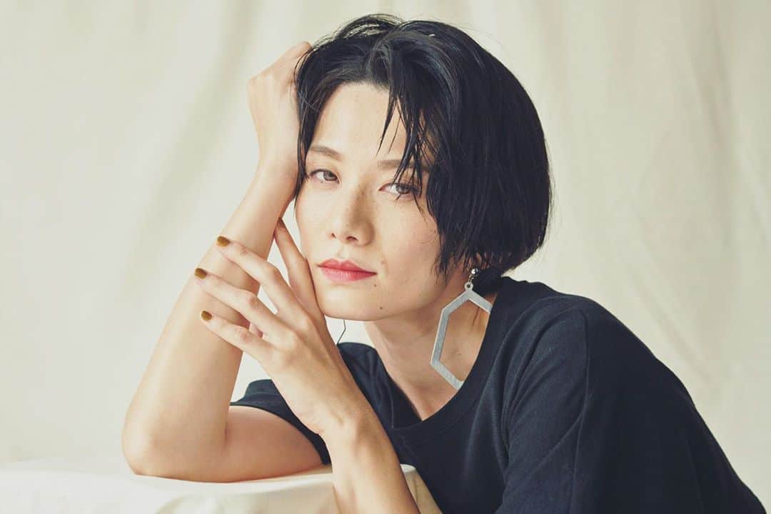 平山奈美のインスタグラム：「たまには大人っぽく💅  @kazuto_fotografo  @nakatsuka_tomoe   .  #ヘアメイク #メイクアップ #きれいめ #大人メイク #ショートヘア #ショートヘアアレンジ #ママ #ママメイク #きれいめカジュアル」