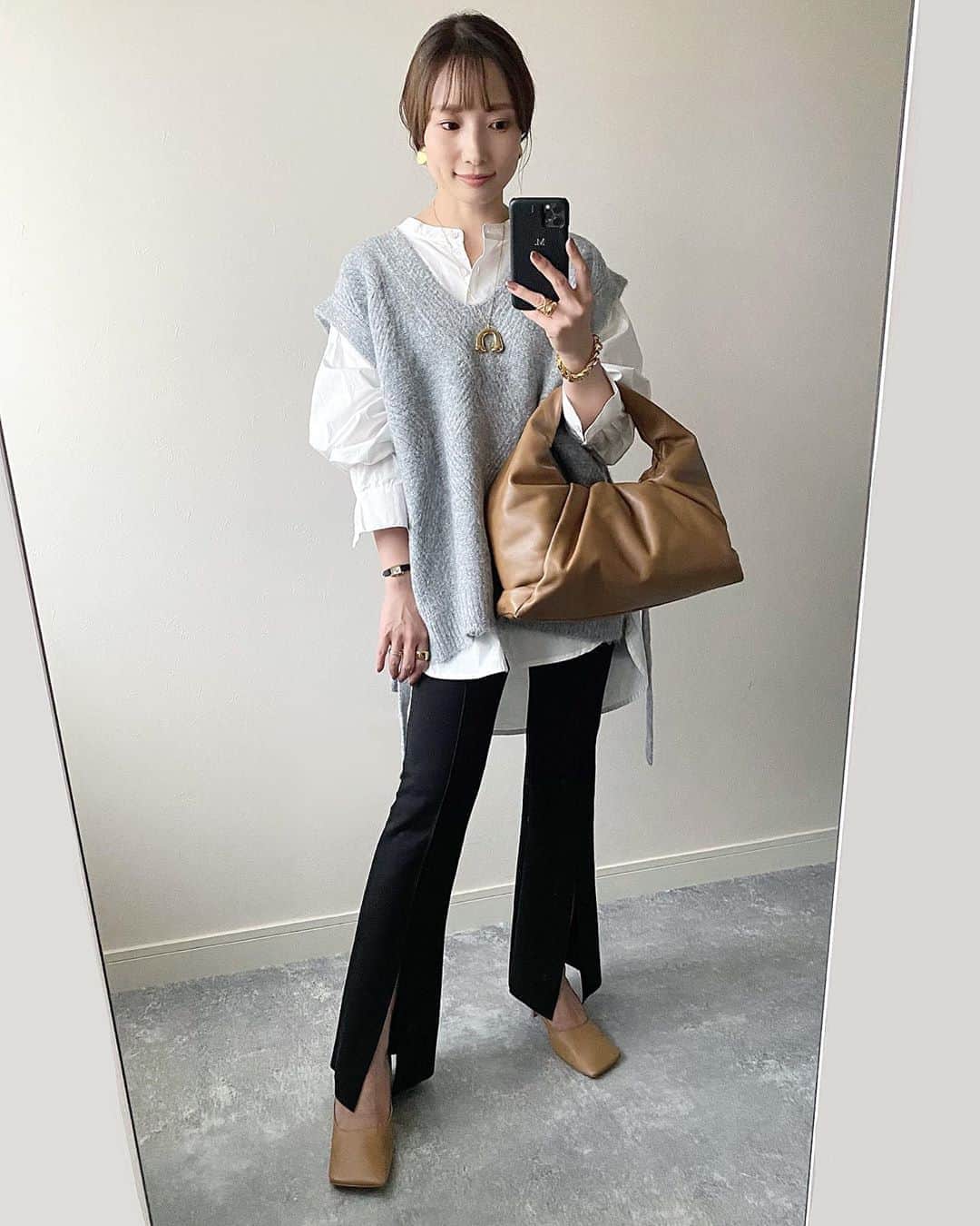 のインスタグラム：「・ 前postの全身☻ ・ 毎日コーデを投稿させてもらっている私ですが なんだか新しいサービスがリリースされたみたいなので使ってみることにしました✧✧ ・ その名も『ImMe(インミー)』 @imme_official_ ・ 毎日お洒落な方たちのコーデが見られますよ❤︎ ちなみにサービスを触るだけでどんどんポイントが貯まって、そのポイントでコスメなどの商品に交換してもらえるみたいです🤭 ・ インスタとはまた違う楽しみのあるサービス👌🏻 ・ knit #jemmaatelier shirt #allumer pants #stylesea bag #bottegaveneta shoes #pippichic ・ #ImMe #インミー #ファッションサービス #トレンドは私の中に」