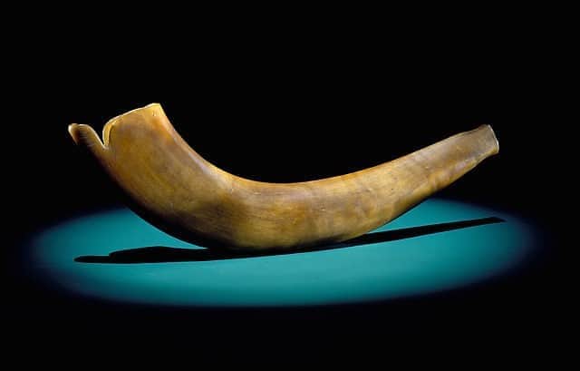 スミソニアン博物館さんのインスタグラム写真 - (スミソニアン博物館Instagram)「L'Shana Tovah! #RoshHashanah, the Jewish New Year, starts tonight. The shofar is one of the earliest known musical instruments, which sounds during the Jewish High Holy Days. This shofar belonged to Leopold Sulzberger, who was born in Germany and came to the U.S. in 1838. It's now in our @amhistorymuseum, where Sulzberger's grandson Cyrus Adler was a curator.」9月18日 20時50分 - smithsonian