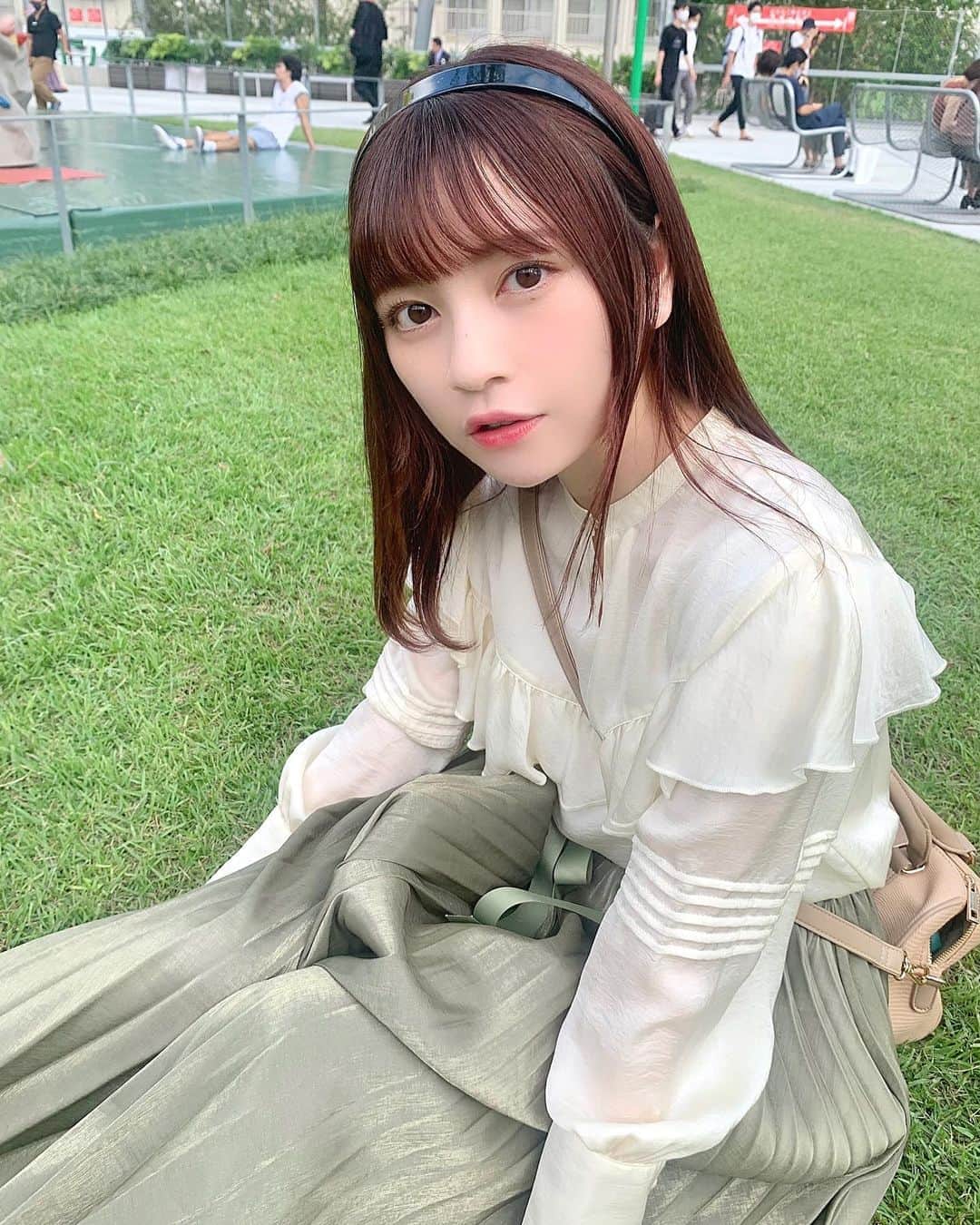 廣川奈々聖のインスタグラム：「初めて行った 宮下パークの屋上🐁🌷︎﻿ ﻿ 平日のお昼はそんなに人も多くなくて﻿ すっごく居心地良かったよ〜☁﻿ ﻿ 今の季節なら尚更いいかも！♡ ﻿ ﻿ ﻿ ﻿ ﻿ #宮下パーク#miyashitapark#宮下公園#渋谷#shibuya#カチューシャ#カチューシャアレンジ#内巻き#ななせのふく#タグ付けしたよ#ootd#秋コーデ#東京観光スポット」