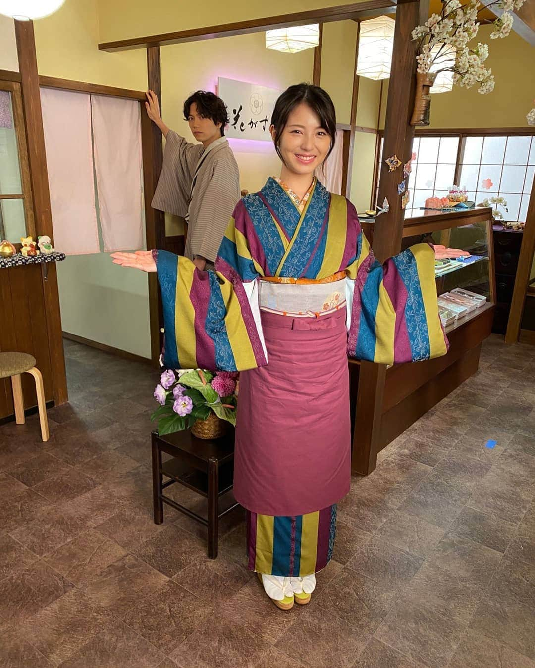 浜辺美波さんのインスタグラム写真 - (浜辺美波Instagram)「七桜ちゃんのお店『花がすみ🌸』 ・ ・ ・ #浜辺美波 #山崎育三郎 #七桜 #壁ドン滝川さん #はまみぃ #ベーやん #みーたん #みーちゃん #浜辺美波可愛すぎ #浜辺美波好きな人と繋がりたい #わたしたちはどうかしている #わたどう #l4l #f4f #tokyo #japan #instagramer #instagood #instalike #instapic」9月18日 20時47分 - lgm_naotan