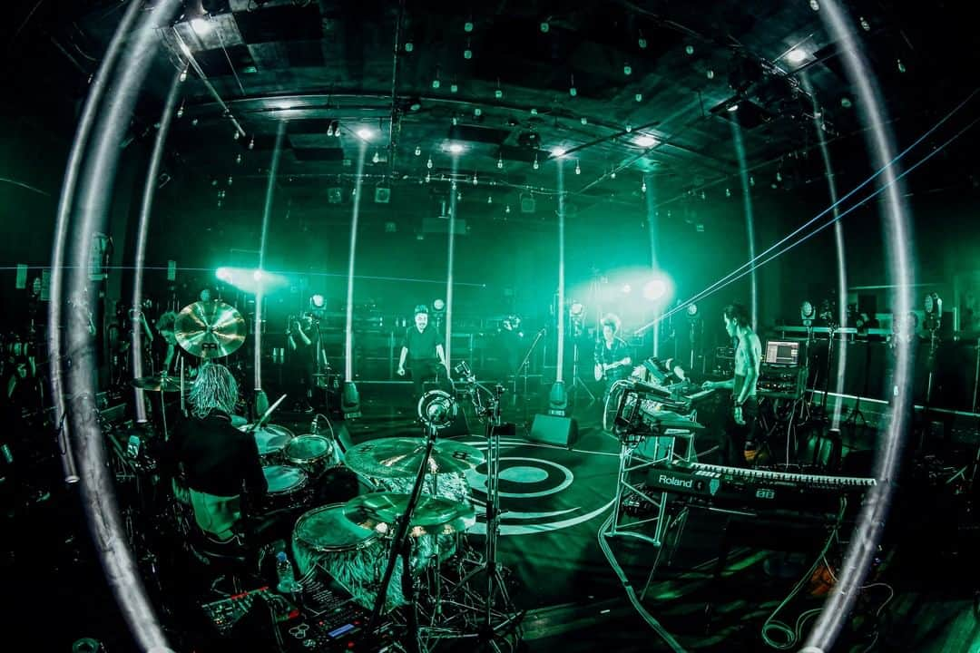 Crossfaithさんのインスタグラム写真 - (CrossfaithInstagram)「Couple of live shots from 'SPECIES VIRTUAL WORLD TOUR - OPEN THE DIMENSIONS’!  If you haven't checked our first virtual show,  you're missing it big time! Go check more details here: https://tokyosessions.com/  「SPECIES VIRTUAL WORLD TOUR - OPEN THE DIMENSIONS」ライブ写真を一部公開！  9月22日23時59分まで見逃し配信も視聴可能です。通常・限定Tシャツ付きチケットも今月22日まで購入可能なのでチェックしてみてください。  詳しくはコチラ▷ https://tokyosessions.com/  Photo by @nishimakitaichi」9月18日 21時00分 - crossfaithjapan