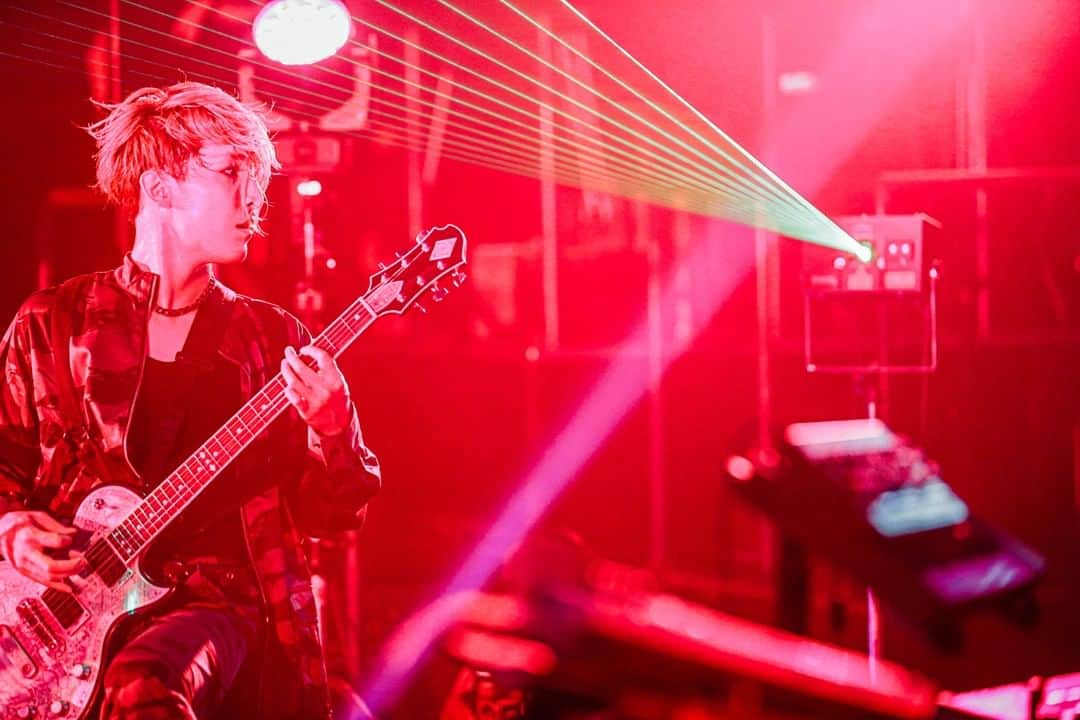 Crossfaithさんのインスタグラム写真 - (CrossfaithInstagram)「Couple of live shots from 'SPECIES VIRTUAL WORLD TOUR - OPEN THE DIMENSIONS’!  If you haven't checked our first virtual show,  you're missing it big time! Go check more details here: https://tokyosessions.com/  「SPECIES VIRTUAL WORLD TOUR - OPEN THE DIMENSIONS」ライブ写真を一部公開！  9月22日23時59分まで見逃し配信も視聴可能です。通常・限定Tシャツ付きチケットも今月22日まで購入可能なのでチェックしてみてください。  詳しくはコチラ▷ https://tokyosessions.com/  Photo by @nishimakitaichi」9月18日 21時00分 - crossfaithjapan