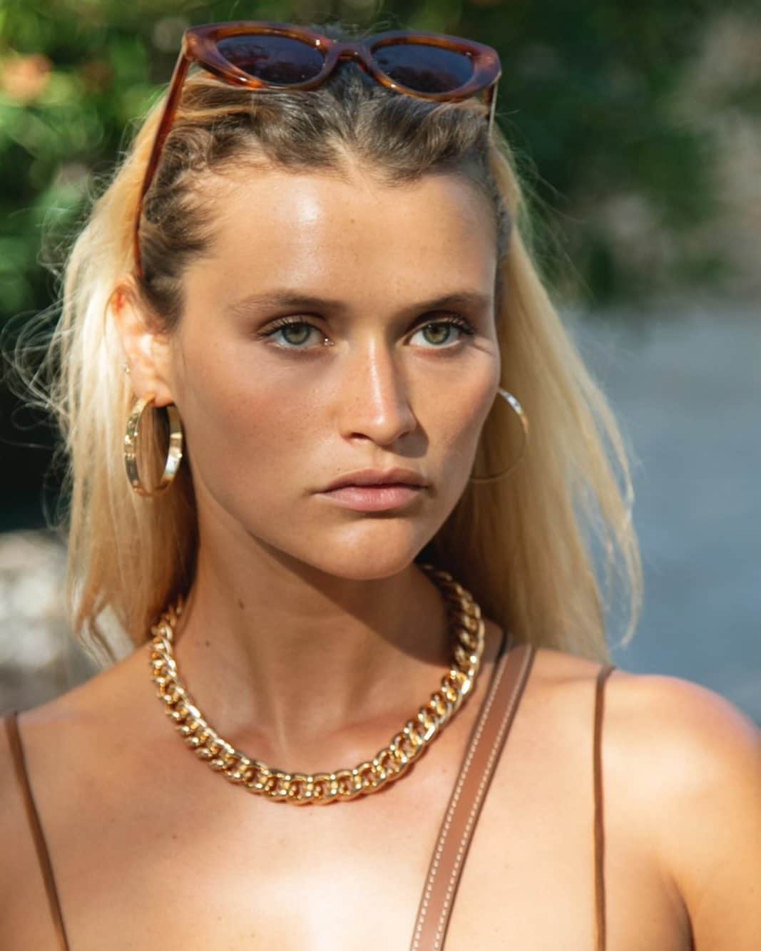 ダニジョーのインスタグラム：「Blonde ambition 💫 Chloe in the Rocky necklace and Toi Moi hoops #dannijogirls」