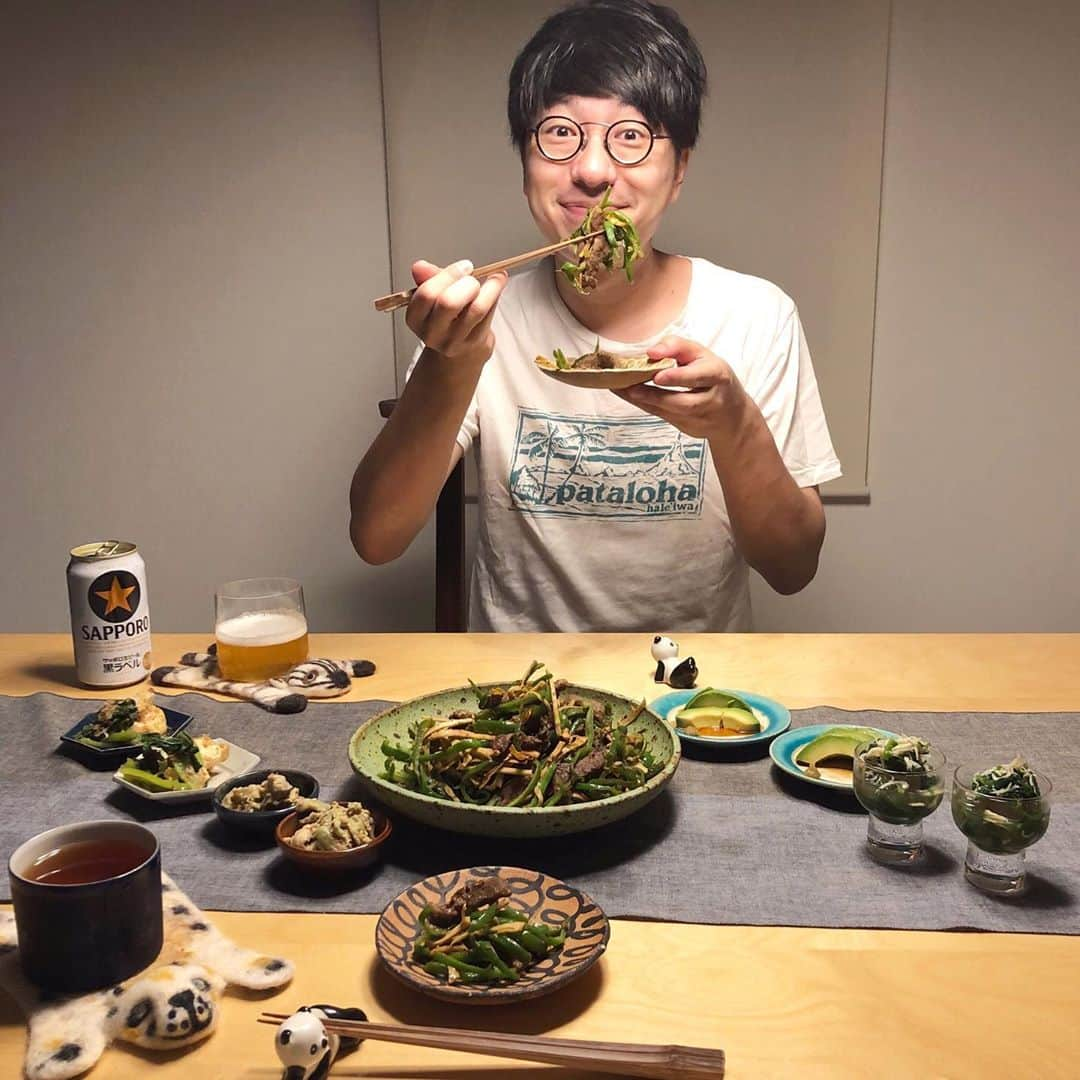 みわこさんのインスタグラム写真 - (みわこInstagram)「＊ きょうも1日おつかれさま☻ . ・ガラムマサラでカレー味の青椒肉絲 ・アボカドのわさび醤油 ・つるむらさきと釜揚げちりめんのお浸し ・蒸しナスのニンニクごま和え ・小松菜と厚揚げの生姜おかか炒め . 徳島の天然酵母パンのお友達 沢パン（ @sawapain ）のさわたんご夫妻が畑で育てた ピッカピカの肉厚ピーマンをたっぷりいただいた☺️🤓♡ 自然あふれる田舎に暮らして、建築のお仕事も、 パンも醸して畑もやって…と、1日1日大切に時を積み重ねた おふたりの暮らし方はほんとうにステキ😻 ちょうど八百屋さんで塩蔵の破竹が安く買えたので、 ガラムマサラでシンプルに炒めて。ごちそうさまでした♡ . 突然ですが… 【お待たせしました！ドーナツ揚げます☺️🍩🤓♡】 そろそろ朝夕が涼しくなってきたことですし、 冷やしドーナツでおうちカフェなんていかがでしょう。 オーバッシュの通販ページ（ @obashcrust ）で今夜 ［ドーナツ入りパンセット］を販売することになりました。 来週の火曜〜土曜日発送で、合計60セット限定。 ドーナツは普段、通販掲載もなければ店頭にも並んでなくて 年に数回だけ前日告知でゲリラ的に販売をしています。 リピートの方も多く、毎度2時間程で完売する人気商品です。 今回は、ドーナツ2つと限定パン１つは確約で入って、 ＋おまけパンも１つついてくるとってもお得なセットです。 準備が整ったので受付をはじめています♡ わたししばらくはiPhoneを握っていますので、 分かりづらいことがあればなんでもお尋ねくださいね。 どうぞよろしくお願いします〜🙏☺️🥯🍩 （ドーナツの店頭販売はありませんが、パンセットの 店頭受取は可能ですのでどうぞよろしくお願いします）」9月18日 20時59分 - meganeandmiwa