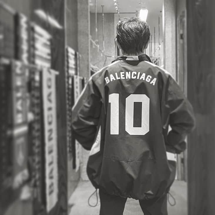 百瀬俊介のインスタグラム：「It’s New 🔥🔥🔥 Balenciaga Soccer Zip UP Tracksuit👟➰⚽️  今年のバレンシアガ秋冬のコンセプトは「サッカー×ファッション」 サッカーファッションがライフスタイルに溶け込むのが今年の流行り✨ 着用しているのはジップアップトラックスーツ☝️ 背番号は『10』いただきました笑  #balenciaga #soccertracksuit #10 #newmodel #バレンシアガ #秋冬 #サッカーファッション」