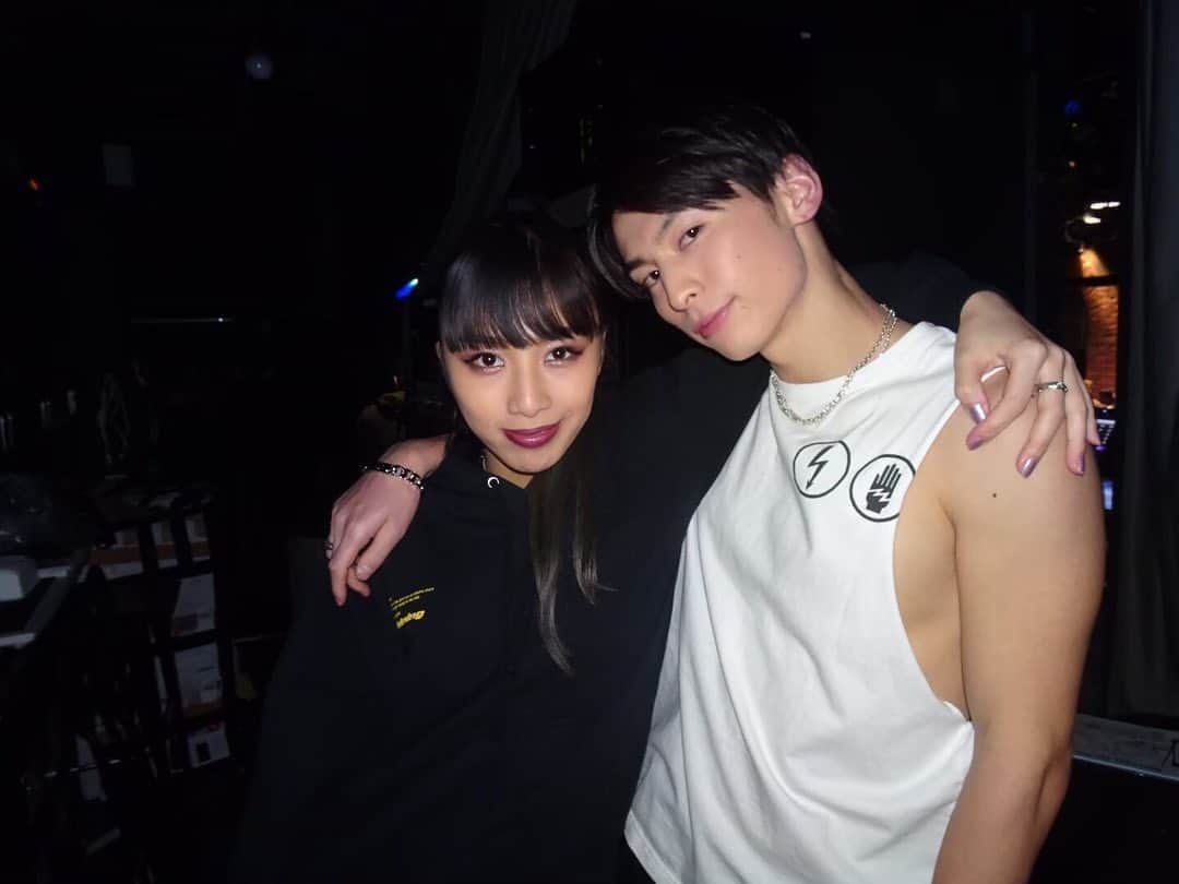 honoka のインスタグラム：「なおてぃー誕生日おめでとう！ 昔から変わらずずっと私の兄貴🦖 いつもほのかのわがまま 聞いてくれてありがとう🙏  これからもずっとよろしくね🙋🏻‍♀️  あのさ。 どうしても使いたかった 写真あってんけど、 まだ解禁前で無理やったから この写真にしとく。笑  2枚目は5年前とか？笑 いやぁ。うちら経たねぇ、、、笑」