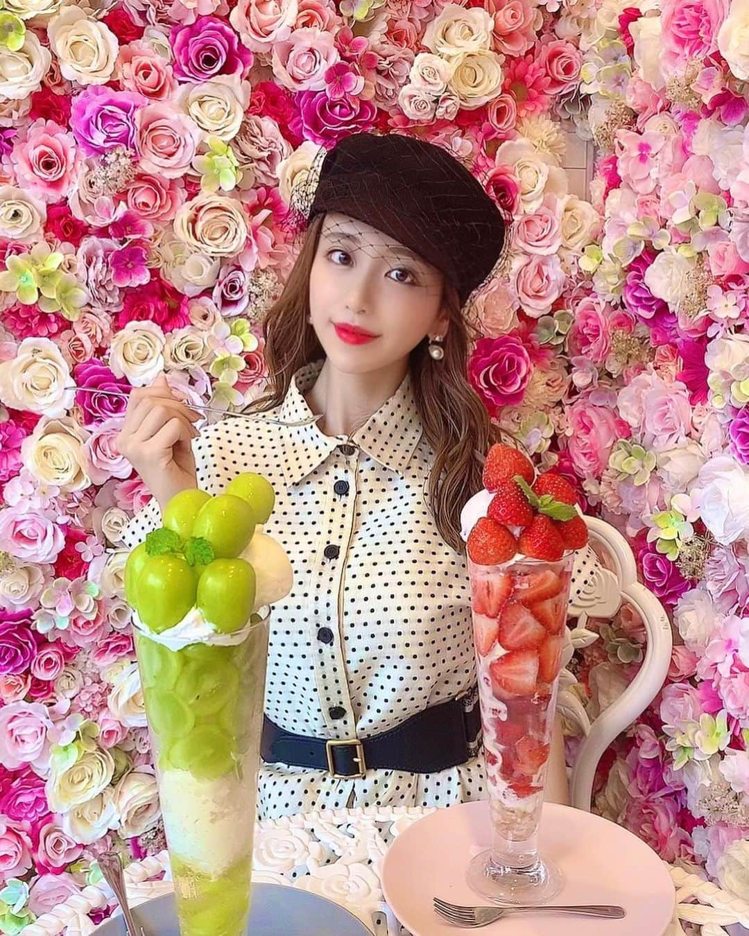 伴かなみさんのインスタグラム写真 - (伴かなみInstagram)「🍓🍈🍇🍑🍓🍈🍇🍑﻿ 巨大パフェ... ♡♡﻿ ﻿ 入り口のお花がびっしりでかわいかった😍﻿ ﻿ ﻿ ﻿ #カフェ #高田馬場カフェ #カフェドペル﻿ #パフェ #パフェ活 #インスタ映え #ディオール﻿ #美肌 #赤リップ #リップ #女子力 #女子力アップ ﻿ #美意識 #美意識向上  #オトナ女子﻿ #メイク #ナチュラルメイク #大人メイク ﻿ #cafe #cafedeperu #naturalbeauty #howto 🍨﻿」9月18日 20時54分 - k____n.8