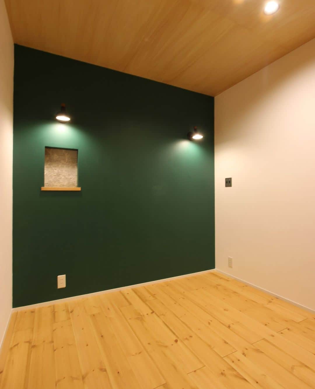 ALLHOUSE R×Lのインスタグラム：「天井にベニヤ板を張り付けることでお部屋全体が柔らかい印象になります。⁠ ．⁠ .⁠ 床は無垢フローリングなので無垢材特有の心地よさと肌触りを体感でき、木材本来の香りを感じられるのがポイントです。⁠ ．⁠ .⁠ 深緑のアクセントクロスとのバランスも良いですね◎⁠ .⁠ .⁠ .⁠ .⁠ .⁠ ----------------------------------------------⁠ その他施工事例はコチラ☞@allhouse_pm　⁠ ----------------------------------------------⁠ .⁠ .⁠ .⁠ .⁠ .⁠ .⁠ #寝室 #ブラケットライト #ニッチ #ダウンライト #オールハウス #オールハウスPM #賃貸 #広島賃貸 #賃貸住宅 #賃貸物件 #住まい #プロパティマネジメント #デザイナーズ賃貸 #賃貸リノベーション #リノベーション #リフォーム #無垢フローリング #アクセントクロス #建築 #工務店 #インテリア #賃貸暮らし #家主 #賃貸経営 #おうち時間 #ステイホーム #renovation #reform #DIY #design」