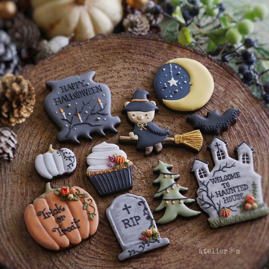 melodyのインスタグラム：「🎃✨🌙﻿ 【追記】先行販売にて製作予定数の上限に達した為、一般販売は行いませんのでご了承下さい。 ・ ★ハロウィンギフト販売のご案内です。★﻿ 今年は『＜2020＞ハロウィン限定ギフトBOX〜Halloween Night〜』と、『ハロウィンパーティーBOX』の2種類のBOXをご用意いたしました。﻿ ﻿ 【先行販売期間】 ﻿ 2020年09月19日（土）13:00〜9月20日（日）15:00まで ﻿ ＊先行販売は、atelier＊mでご購入履歴のあるお客様、又は会員登録されているお客様が対象となり、ログインパスワードを記載したメルマガを送信済みです。（メルマガ配信の設定を解除されている場合は届きません） ﻿ 先行販売の期間中、オンラインストアは限定公開となります。﻿ 【一般販売】 ﻿ 2020年09月26日（土）13:00〜× （※先行販売で製作予定数に達した場合、一般販売はありません）﻿ ﻿ 【ハロウィン商品お届け可能日】 ﻿ 2020年10月10日（土）着 ﻿SOLD OUT  2020年10月17日（土）着 ﻿SOLD OUT  2020年10月24日（土）着﻿ SOLD OUT  ﻿ おうちハロウィンはもちろん、プレゼント先様へ直送も承りますので、この機会に是非ご利用下さいませ。 ﻿ 尚、今回も少数販売となります。再販はございません。 ﻿ どうぞよろしくお願いいたします。﻿ ＊﻿ ＊﻿ #天然色素#国産#アイシングクッキー#糖霜餅乾#曲奇#ハロウィン#ギフト#gift#Halloween#season#colors#クッキー#日本#デザイン#アトリエエム#design#flowers﻿ #pic#cookies#sugarcookies#icingcookies﻿ #japan#Instagram#instagramjapan#IgersJP#cupcakeproject﻿ #ファインダー越しの私の世界#スイーツ#sweets#instasweet」