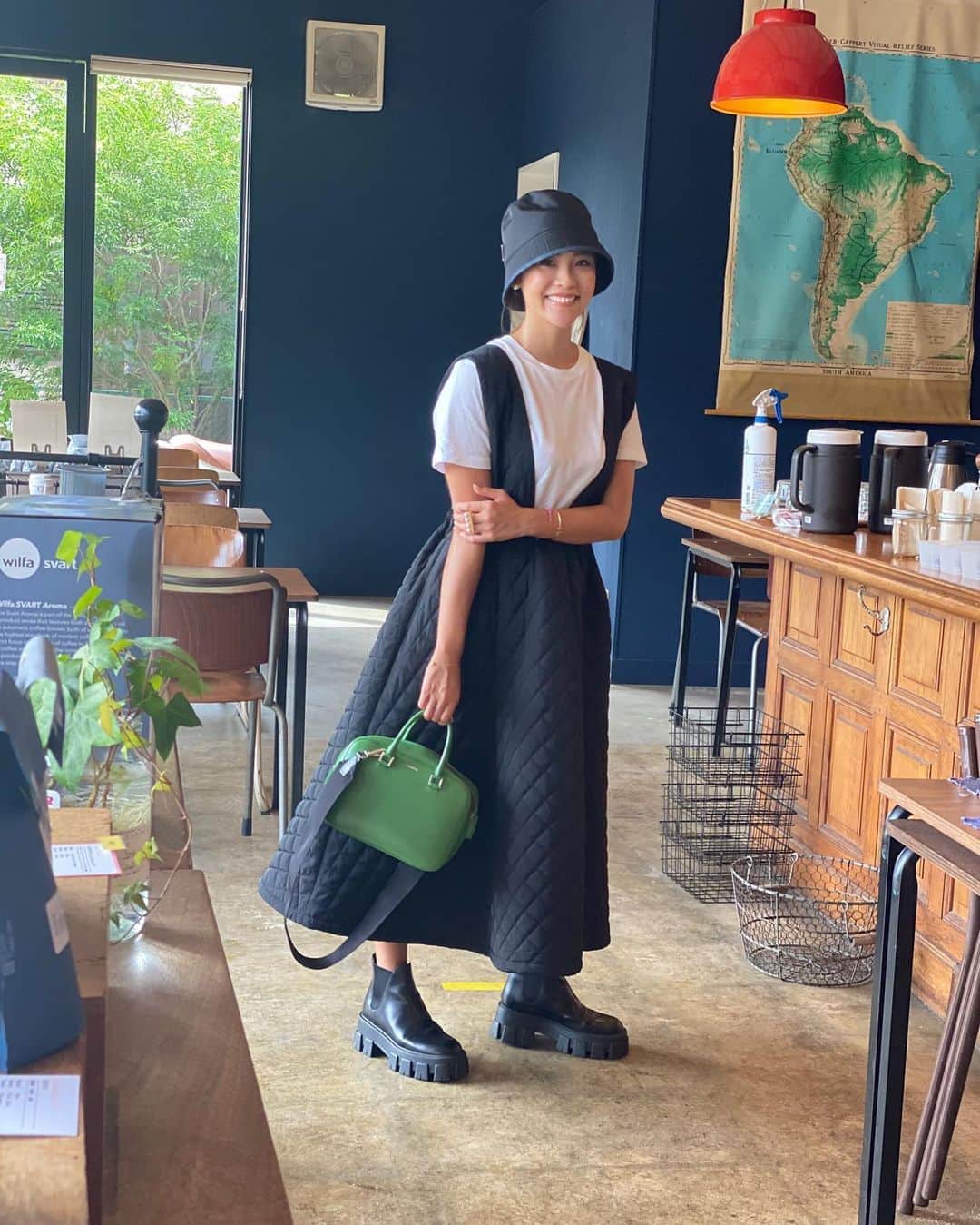 のインスタグラム：「今季欲しいな♥︎と思っていたバケットハット。 PRADAで一目惚れ👀♡ ・ 朝からたくさんの用事をこなして、あっという間に1日が終わりました💭 ・ ホッとひと息のコーヒーブレイクでキャロットケーキも🥕🐰 最近ずっと食べたいと思っていたから嬉しい🧡 ・ ・ Tshirt/// #kuchidesign  OP/// #rosymonster  BAG/// #jilsander HAT&BOOTS/// #PRADA ・ ・ #ootd #fashion #coordinate #buckethat #carrotcake #coffeetime」