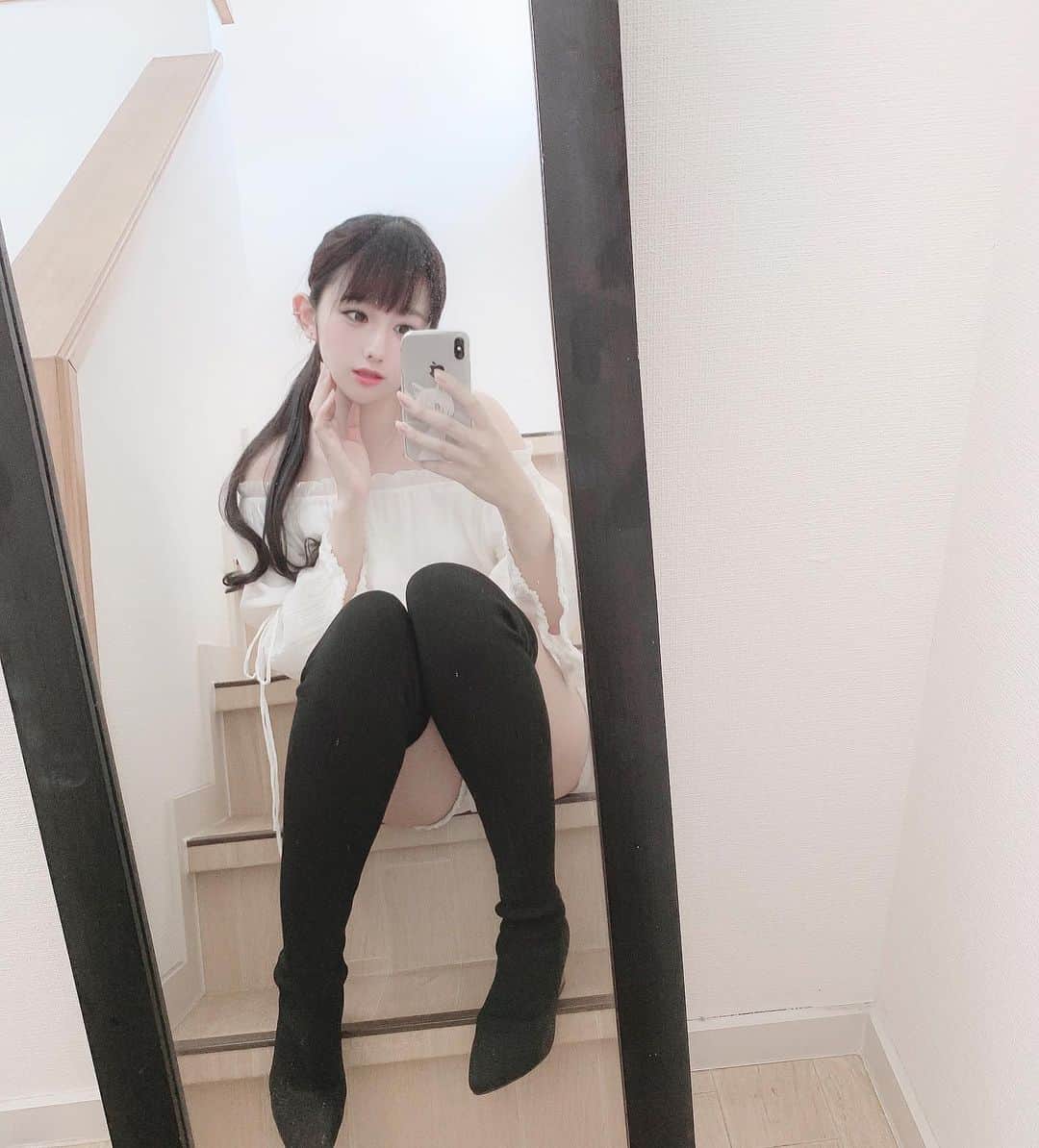 緑川百々子のインスタグラム：「香りも、キラキラのカードも、大好きな人も。大切なもの、全部宝箱にきれいにしまって鍵をかけておきたいと思う。思うだけです。」