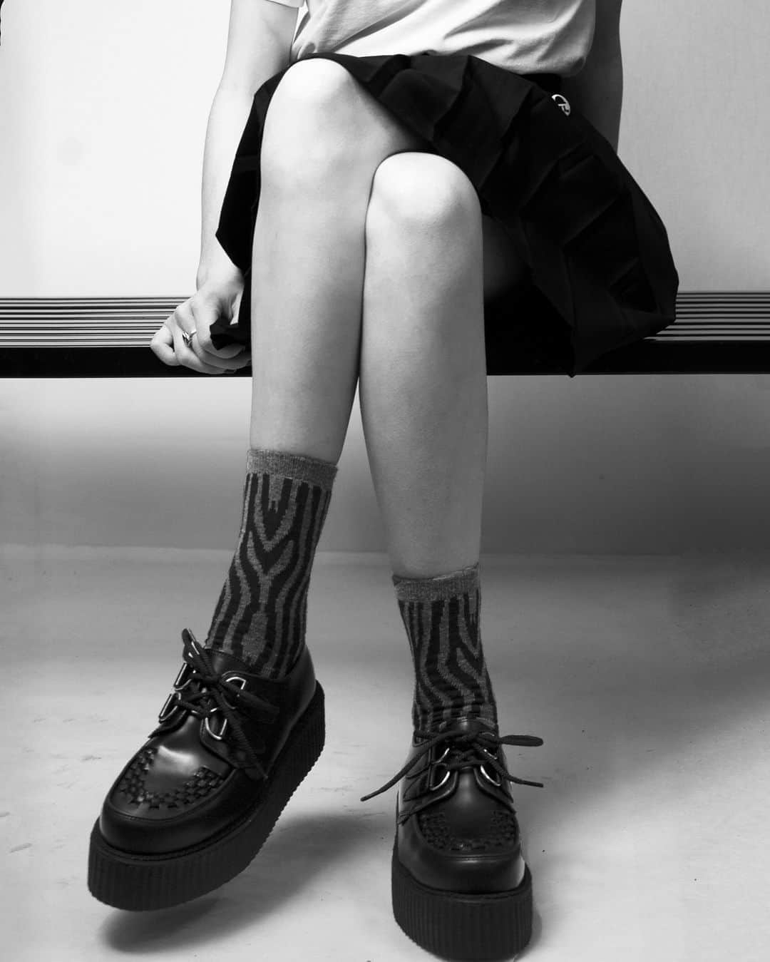 アンダーグラウンドのインスタグラム：「Amber wear the Original Wulfrun Creeper- the double sole version in black leather available from our online store and from selected global stockists.⁠ ⁠ ⁠ ⁠ ⁠ #UndergroundEngland #UndergroundShoes #UndergroundCreeper #WulfrunCreeper #Creepers #Underground #Wulfrun #OriginalCreeper #algender」