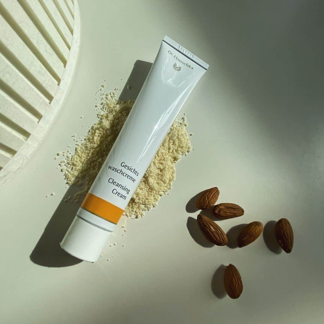 Dr. Hauschka Japan ドクターハウシュカのインスタグラム：「アーモンドとハーブの優しい洗顔料⁠ .⁠ .⁠ 角質や毛穴の汚れはオフしながら⁠ 良質な植物オイルでお肌を乾かすことなく⁠ 洗いあげる洗顔料です。⁠ .⁠ .⁠ 季節の変わり目、肌は揺らぎがちです。⁠ 冷房での乾燥や紫外線を浴びておつかれ気味なお肌に。⁠ .⁠ .⁠ ⁠ お肌を落ち着かせるように、お肌を優しく押しながら⁠ 洗ってゆきます。洗いあがりのお肌は柔らかく、⁠ 化粧水がしっかりと入ってゆきます。⁠ .⁠ .⁠ ⁠⁠詳しくは公式ホームページへ⁠ https://www.drhauschka.jp/⁠ .⁠ .　⁠ #drhauschka #Drハウシュカ#ドクターハウシュカ#ナチュラルコスメ#オーガニックコスメ#スキンケア#オーガニックスキンケア#敏感肌#おこもり美容#メイクアップ#ゆらぎ肌#肌に優しい#ノーファンデ#在宅コスメ#おうち時間#肌質改善#おこもりケア#肌荒れ#お試し#スキンケア難民#スキンケア大事#スキンケア#スキンケア好きさんと繋がりたい#サステナブル#サステナビリティ#美肌#すっぴん肌#透明感#オーガニック#オーガニックコスメ好きな人と繋がりたい」