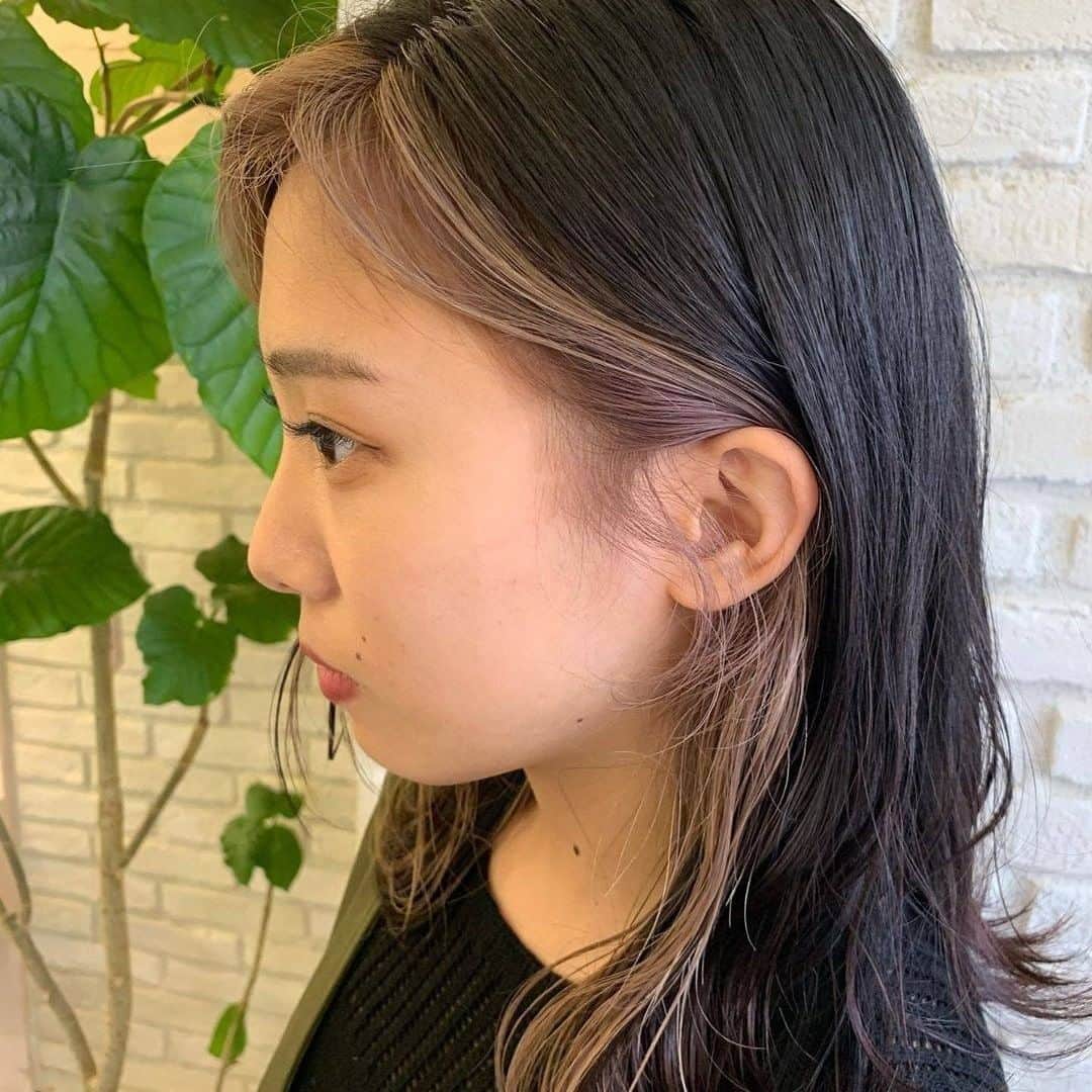 ホットペッパービューティー ヘア〈公式〉さんのインスタグラム写真 - (ホットペッパービューティー ヘア〈公式〉Instagram)「✔️韓国女子気分になれる『前髪カラー』💛 韓国で人気の前髪カラーをご紹介します。 . . ☑ 2枚目 韓国で人気のミストバングでさりげなく個性的なデザインを楽しもう🦋 📷photo by  @_takashisan_  . . ☑ 3枚目 暗髪×ポイントカラーは、耳にかけるだけでお洒落🍒 📷photo by @ryo_kurasaki_color  . . ☑ 4枚目 ツートーンカラーだからこそ楽しめる横からのスタイル🌼 📷photo by  @ryo_kurasaki_color  . . ☑ 5枚目 明るいカラーが入ることで、華やかな印象のトレンドヘアに🌈 📷photo by  @ryo_kurasaki_color  . . . ‥‥‥‥‥‥‥‥‥‥‥‥‥‥‥‥  【ヘアスタイル募集✂】 #hpb_hair をつけていただいた投稿の中から、 ピックアップして紹介します♪投稿お待ちしております♡ . . #秋カラー #ミストバング #インナーカラー #フロントカラー #前髪カラー #前髪インナーカラー #前髪インナー #ハイトーンカラー #トレンドヘア #韓国風ヘア #韓国風ヘアスタイル #韓国風カラー #トレンドカラー #ミディアム #ミディアムヘア #ロングヘア #ヘアカタログ #ヘアスタイル #パーマ #ヘアアレンジ #ヘア #髪型 #サロン #美容室 #hotpepperbeauty #ホットペッパービューティー」9月18日 21時00分 - hotpepperbeauty_hair