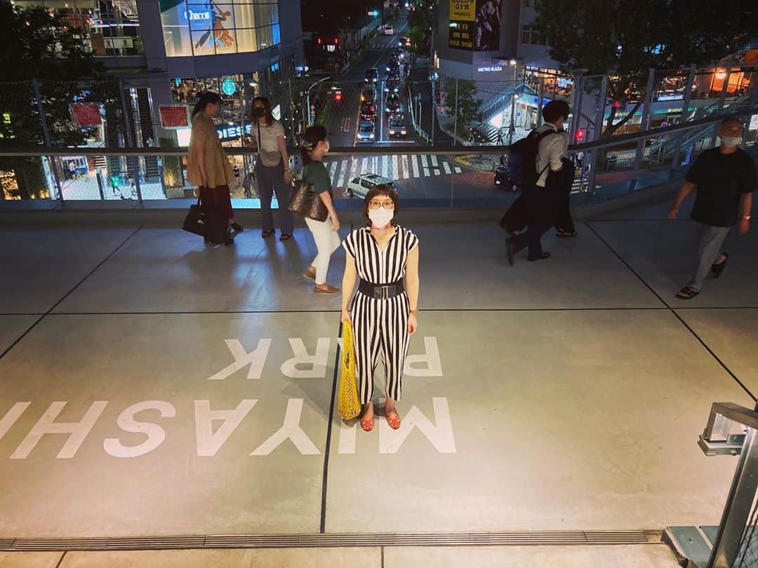松浦志穂のインスタグラム：「夜と昼のMIYASHITA PARK。見学。どこかで何か買うわけでもなくマジただの見学。近く通ったらとりあえず寄ってみたくなる。マジTOKYO。マジOSHARE。二回とも同じ場所で写真を撮りたくなりました。 ・ #miyashitapark  #tokyo  #shibuya  #oshare」
